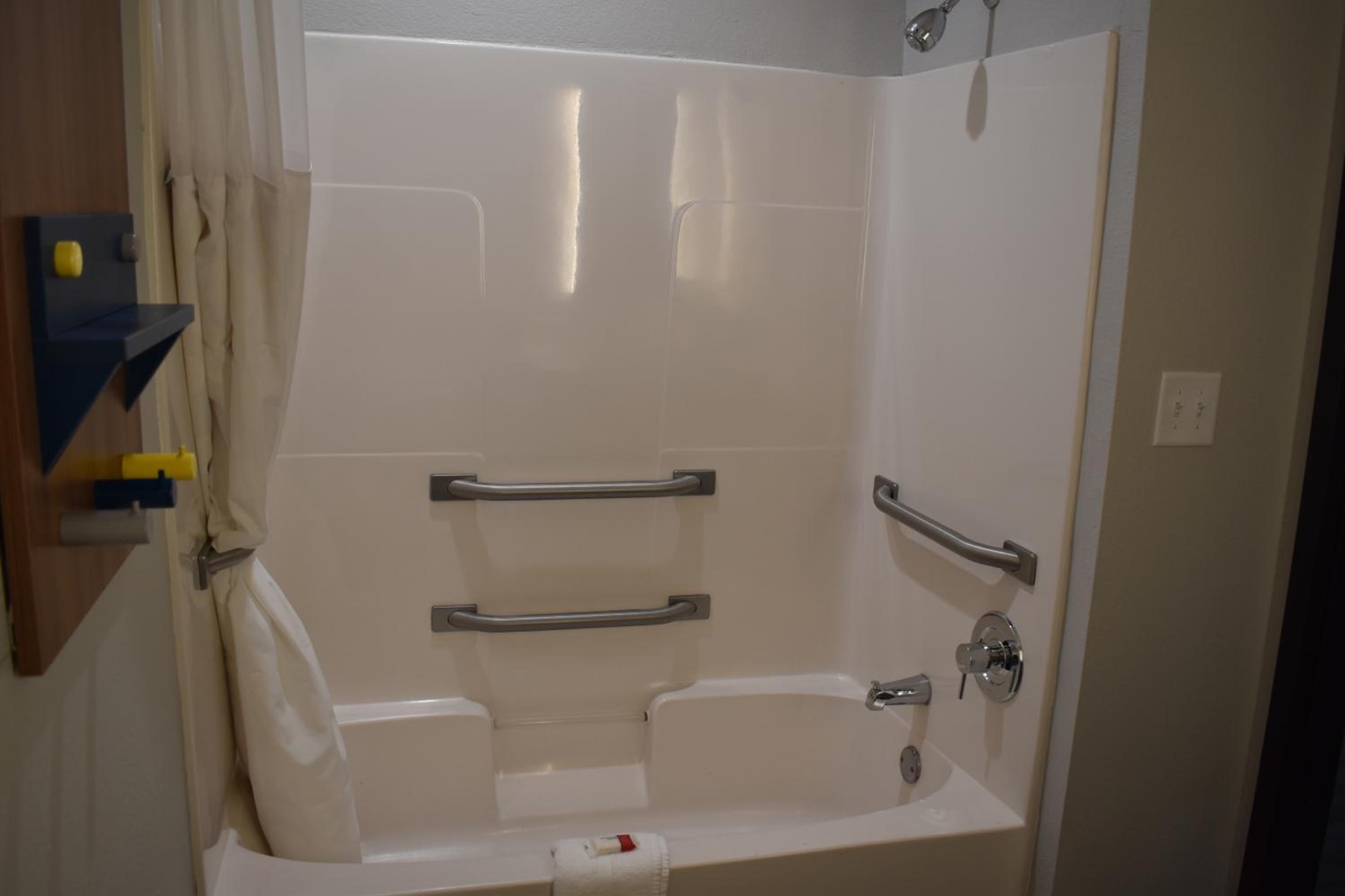 Queen Room with Two Queen Beds - Disability Access/Non-Smoking - Photo 6