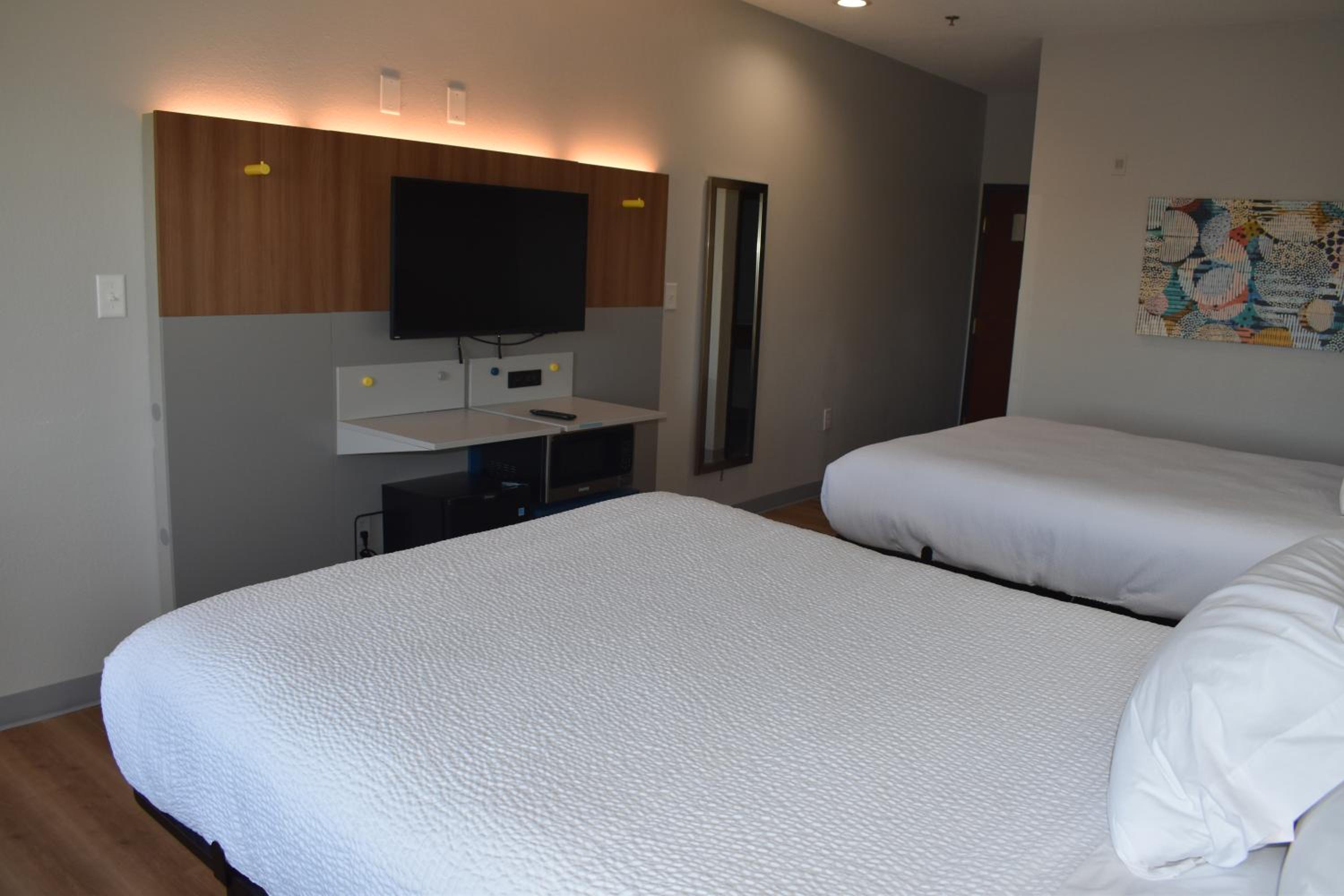 Queen Room with Two Queen Beds - Disability Access/Non-Smoking - Photo 11