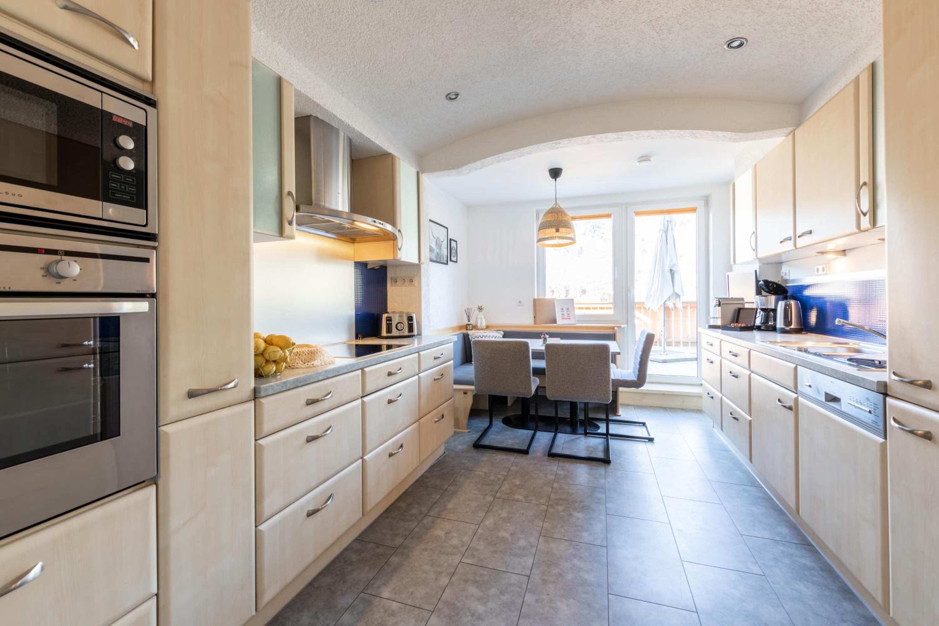 Three-Bedroom Apartment with Terrace and Mountain View - Photo 4