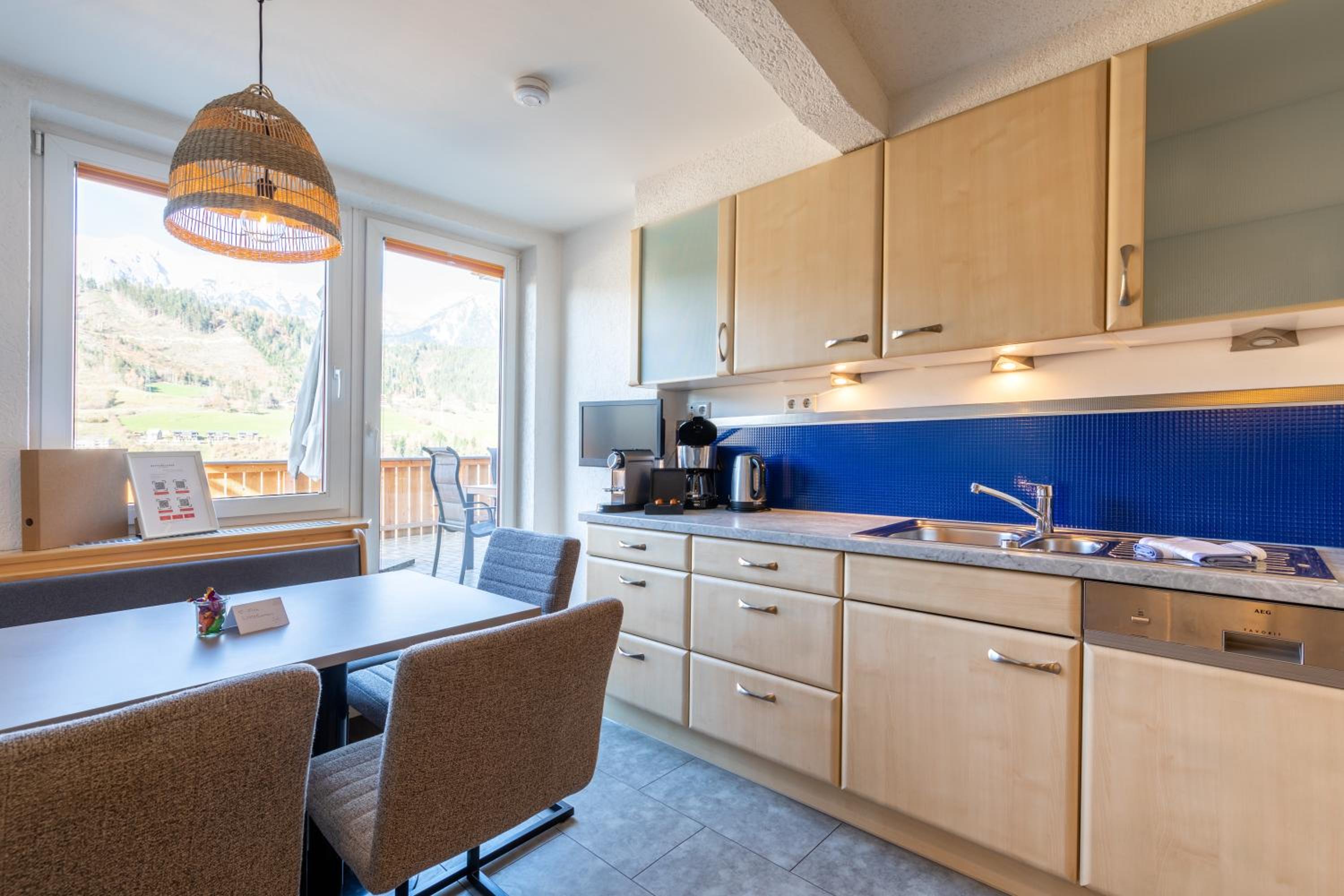 Three-Bedroom Apartment with Terrace and Mountain View - Photo 3