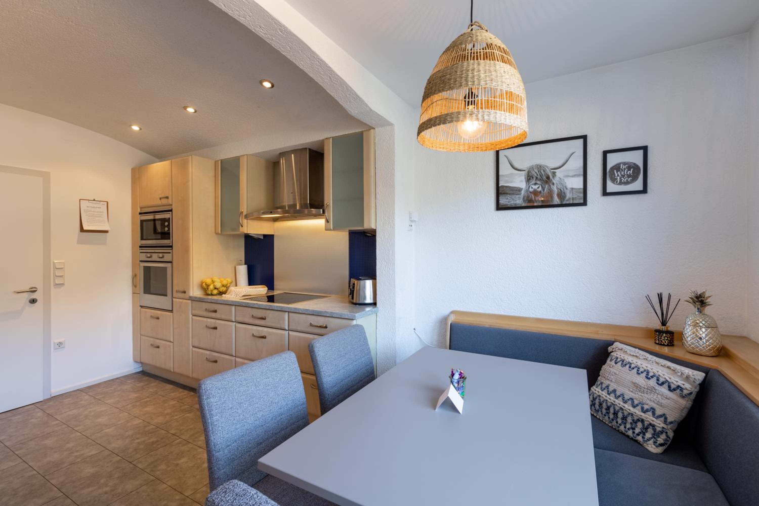Three-Bedroom Apartment with Terrace and Mountain View - Photo 11