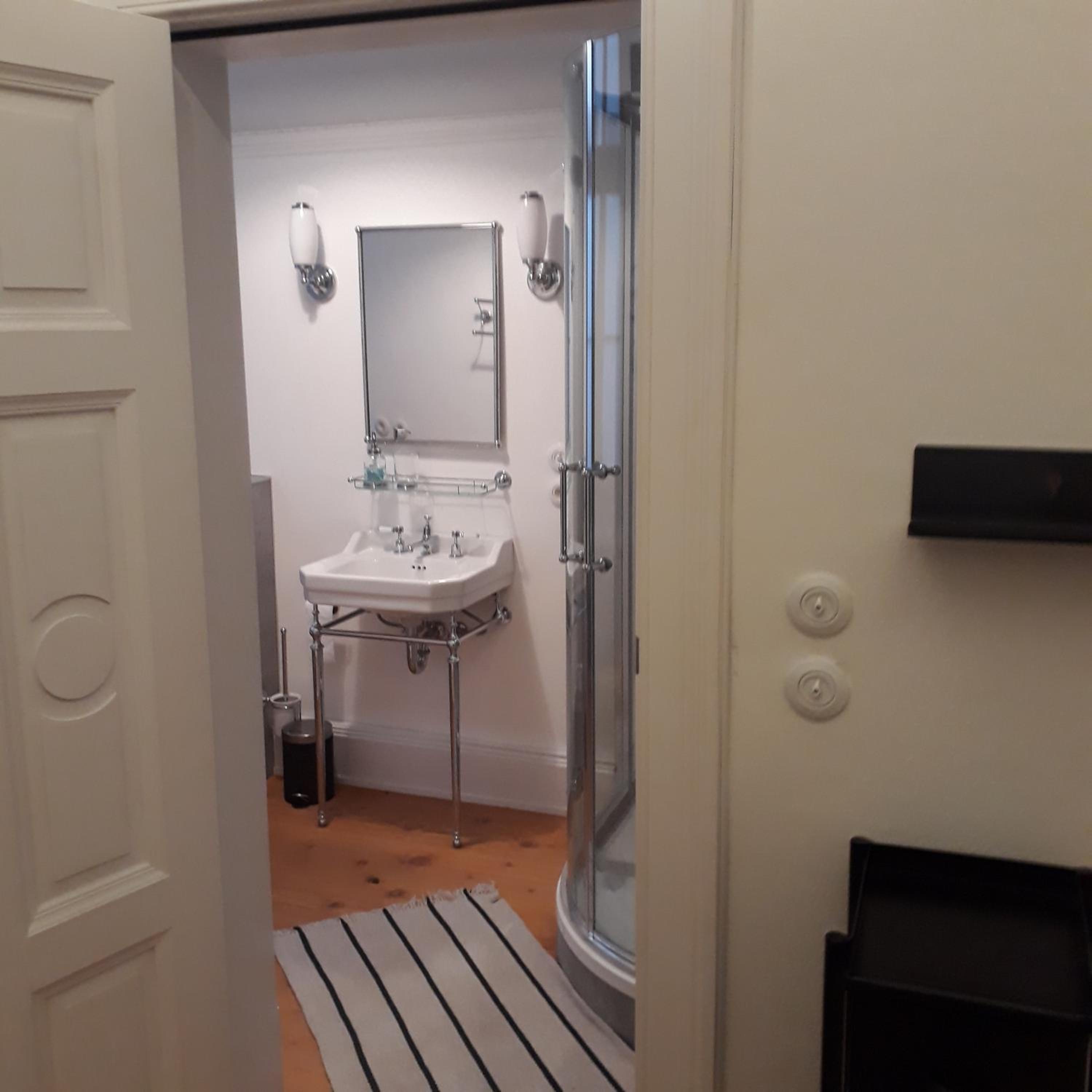 Apartment With Shared Bathroom photo 3