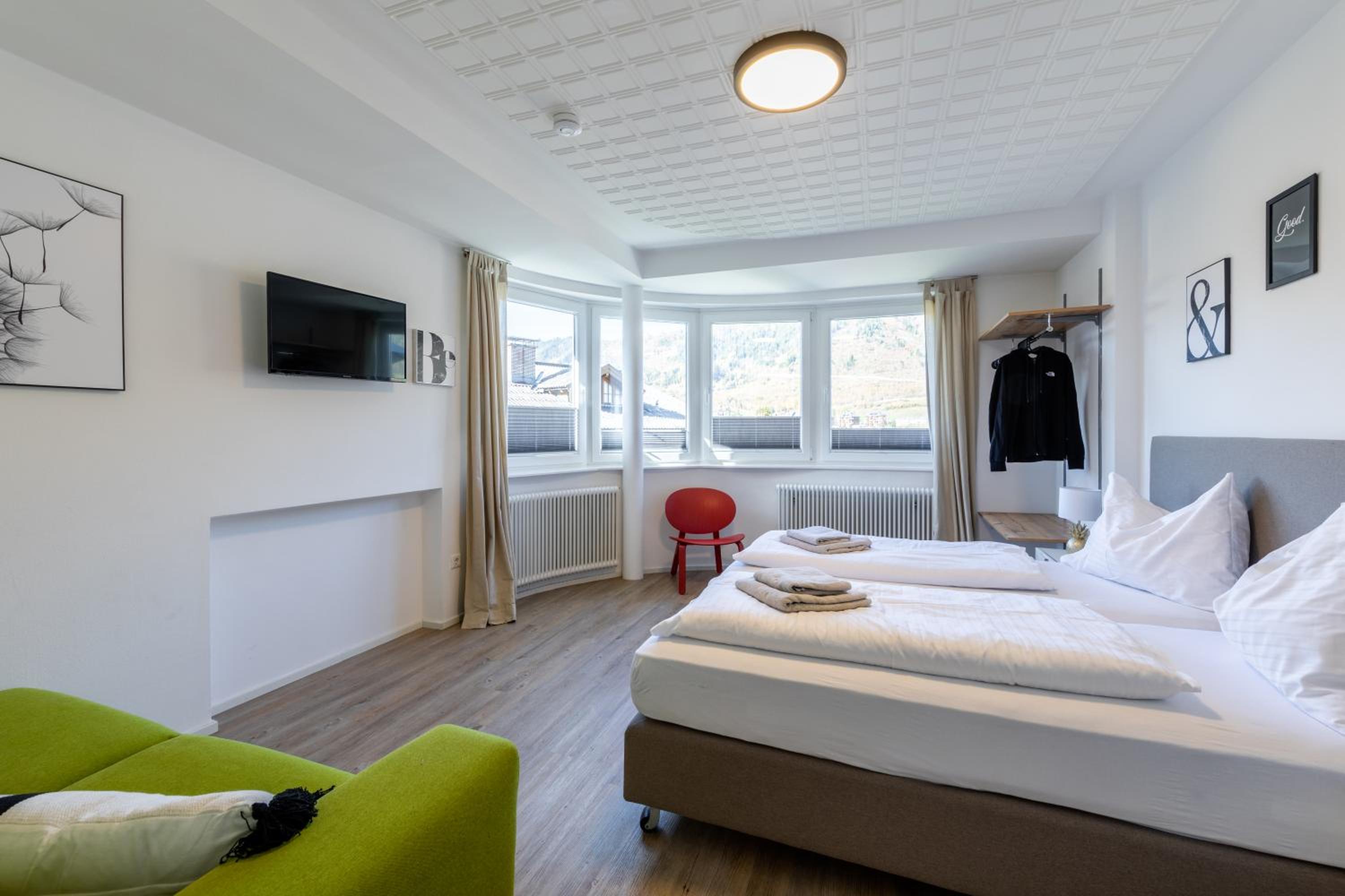 Three-Bedroom Apartment with Terrace and Mountain View - Photo 9