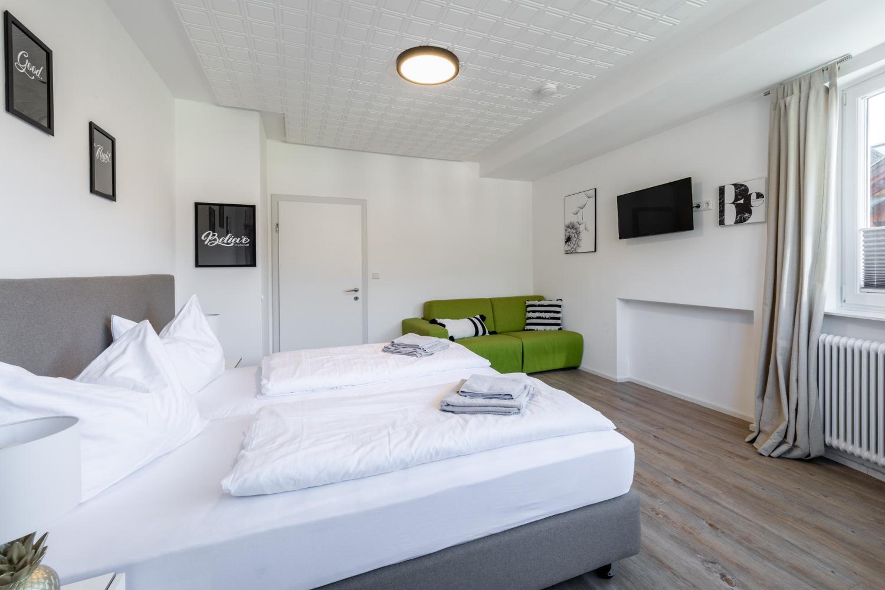 Three-Bedroom Apartment with Terrace and Mountain View - Photo 10