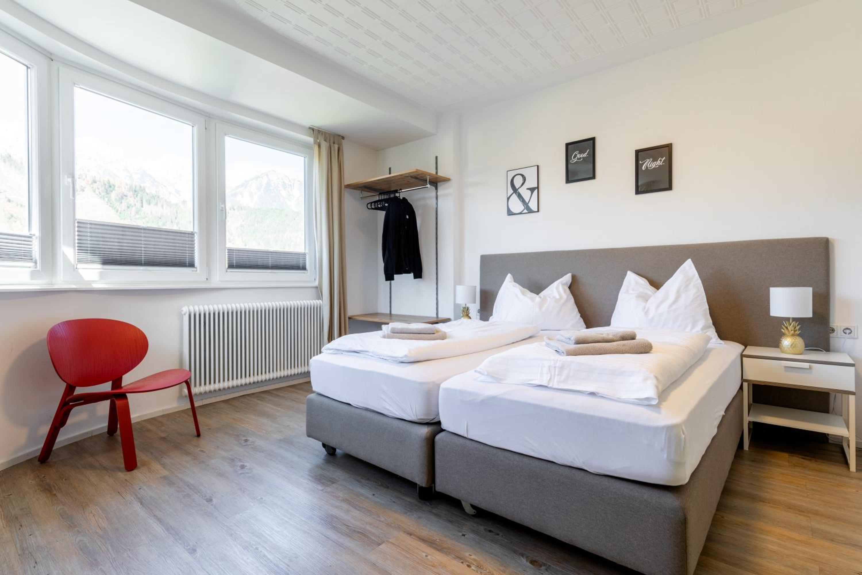 Three-Bedroom Apartment with Terrace and Mountain View - Photo 8
