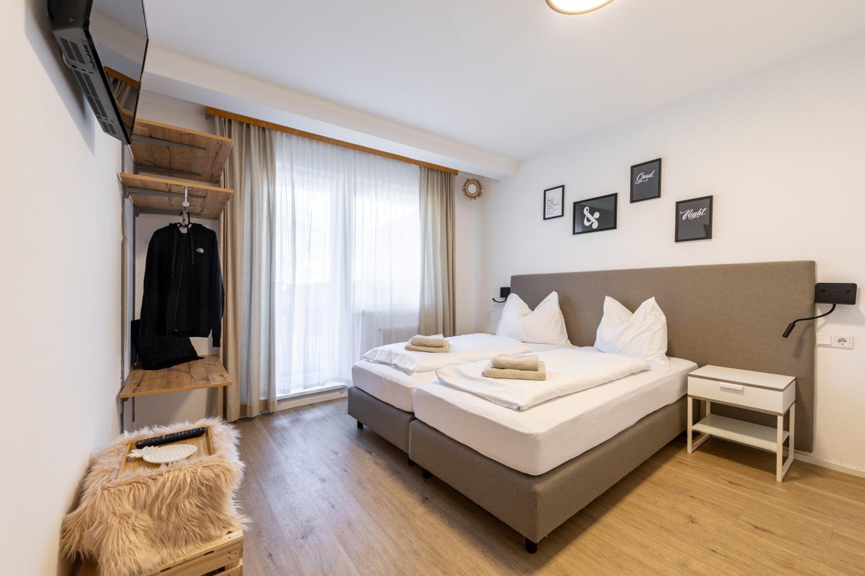 Three-Bedroom Apartment with Terrace and Mountain View - Photo 5