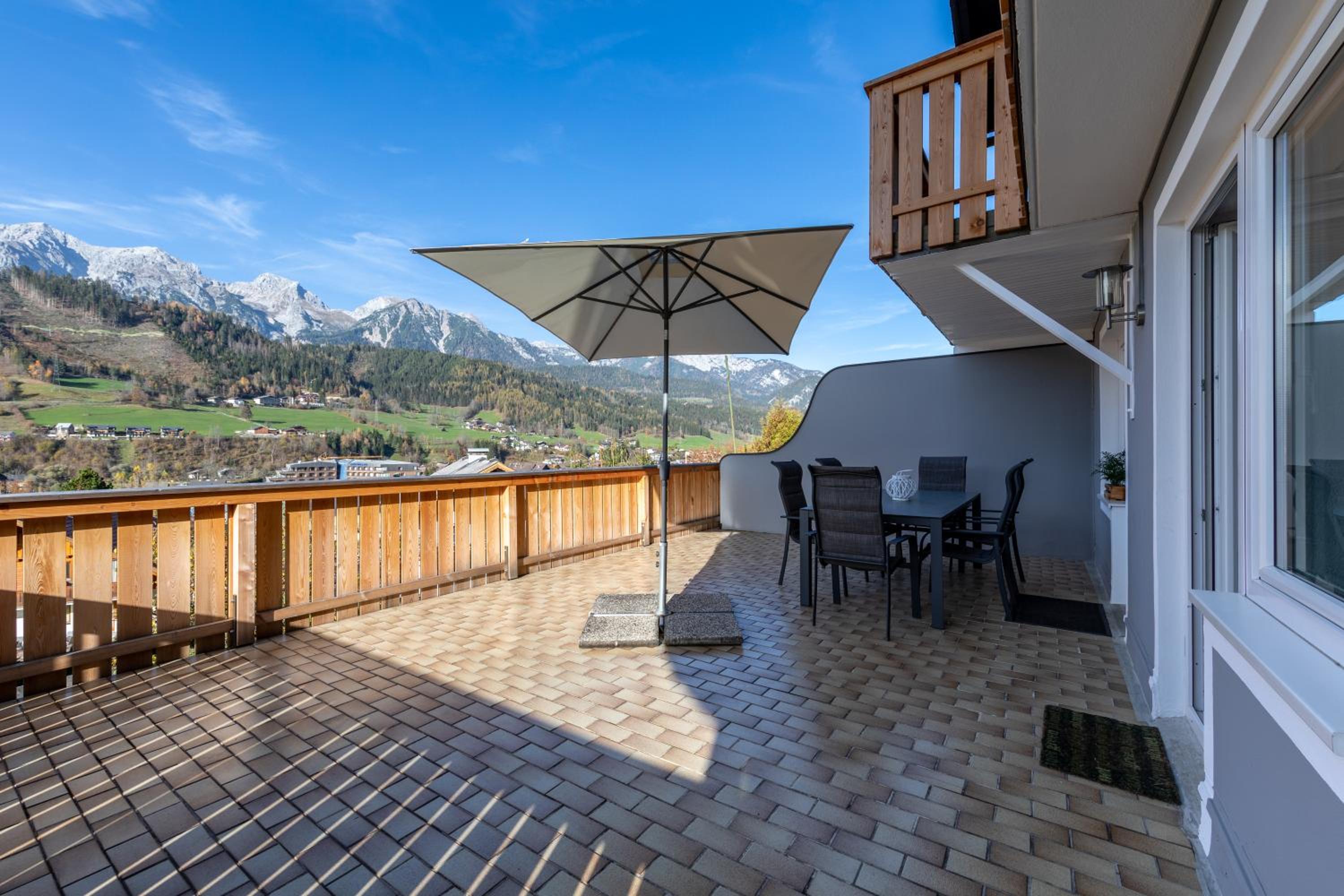 Three-Bedroom Apartment with Terrace and Mountain View - Photo 20
