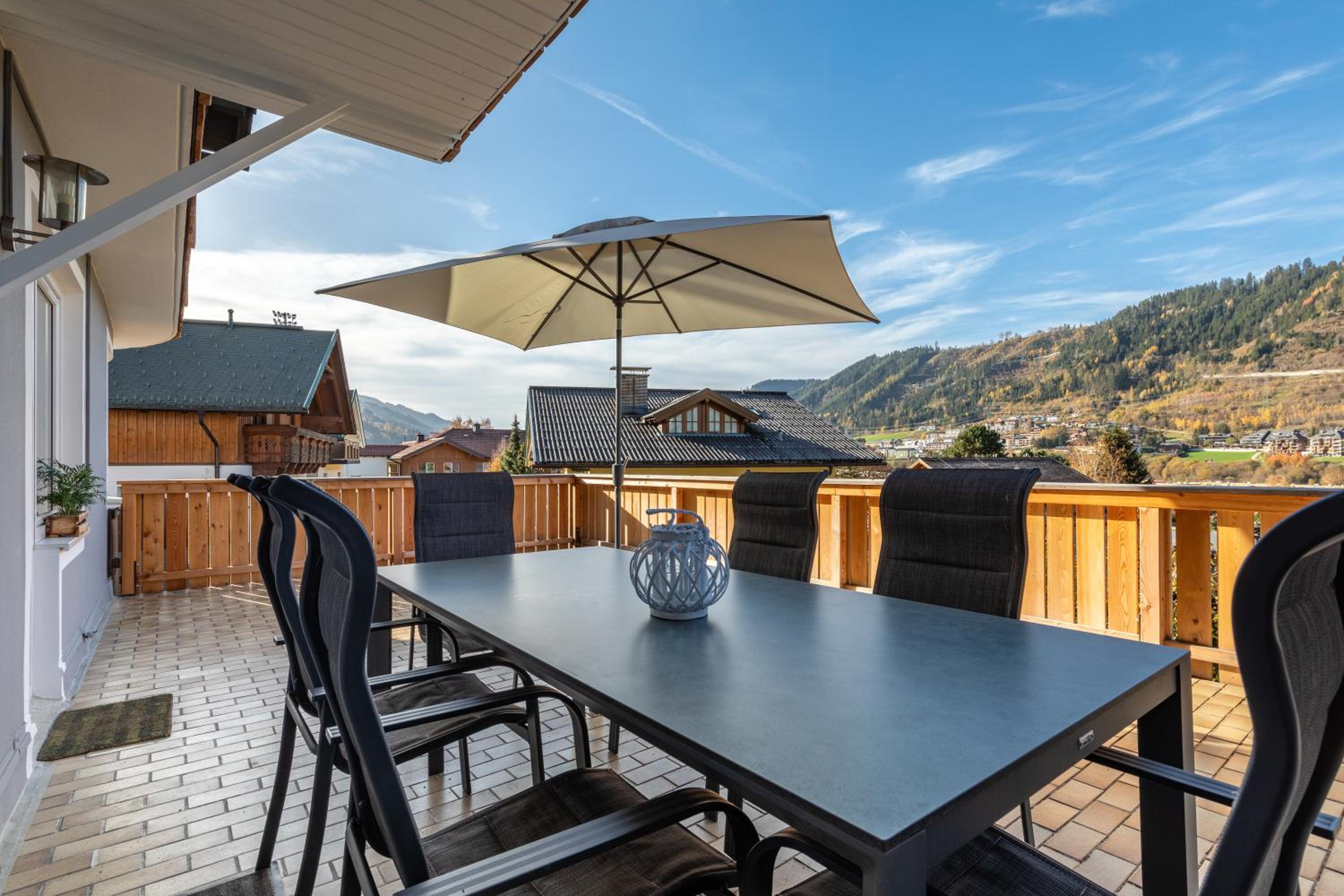 Three-Bedroom Apartment with Terrace and Mountain View - Photo 19