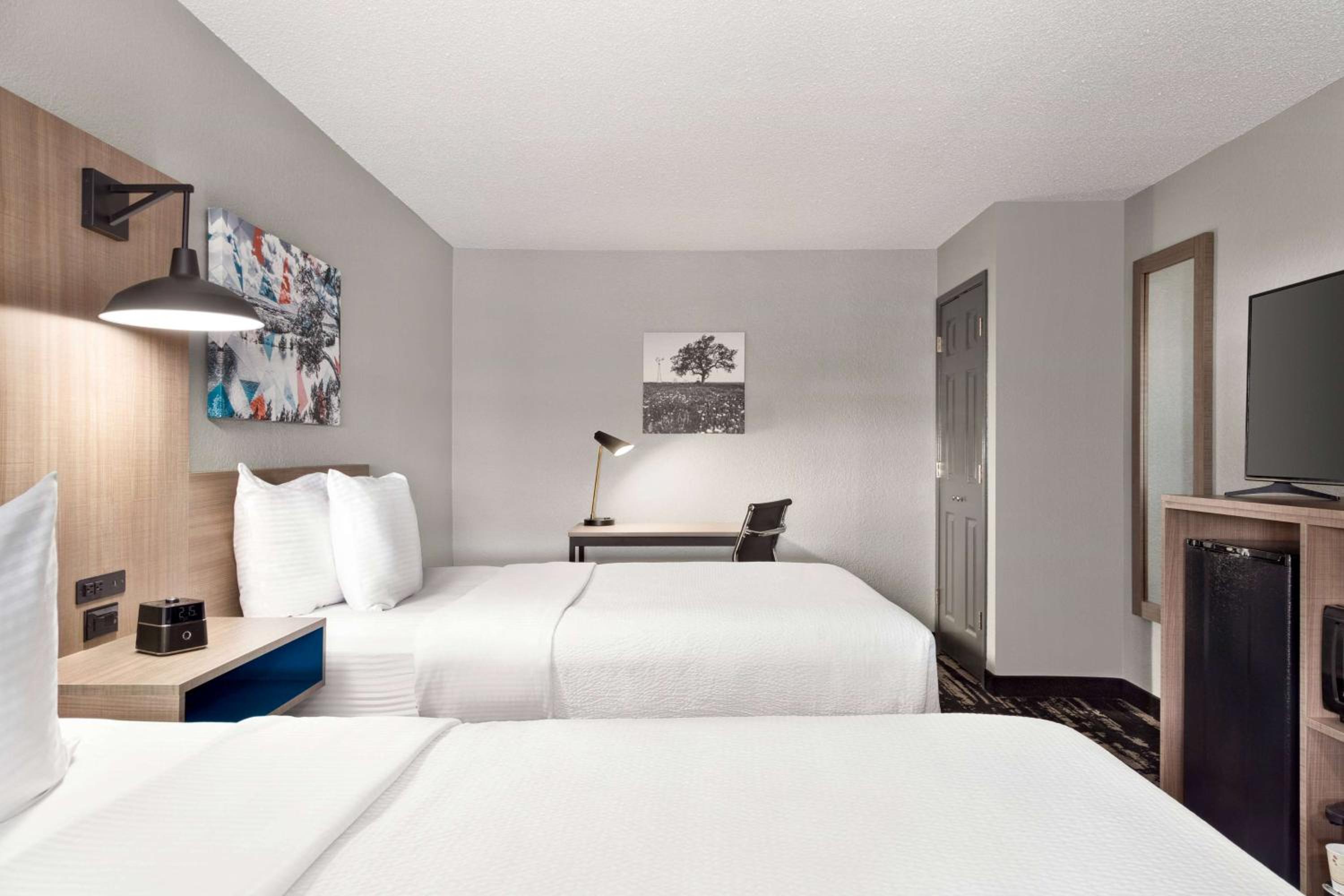 Deluxe Double Room with Two Double Beds - Non-Smoking - Photo 1