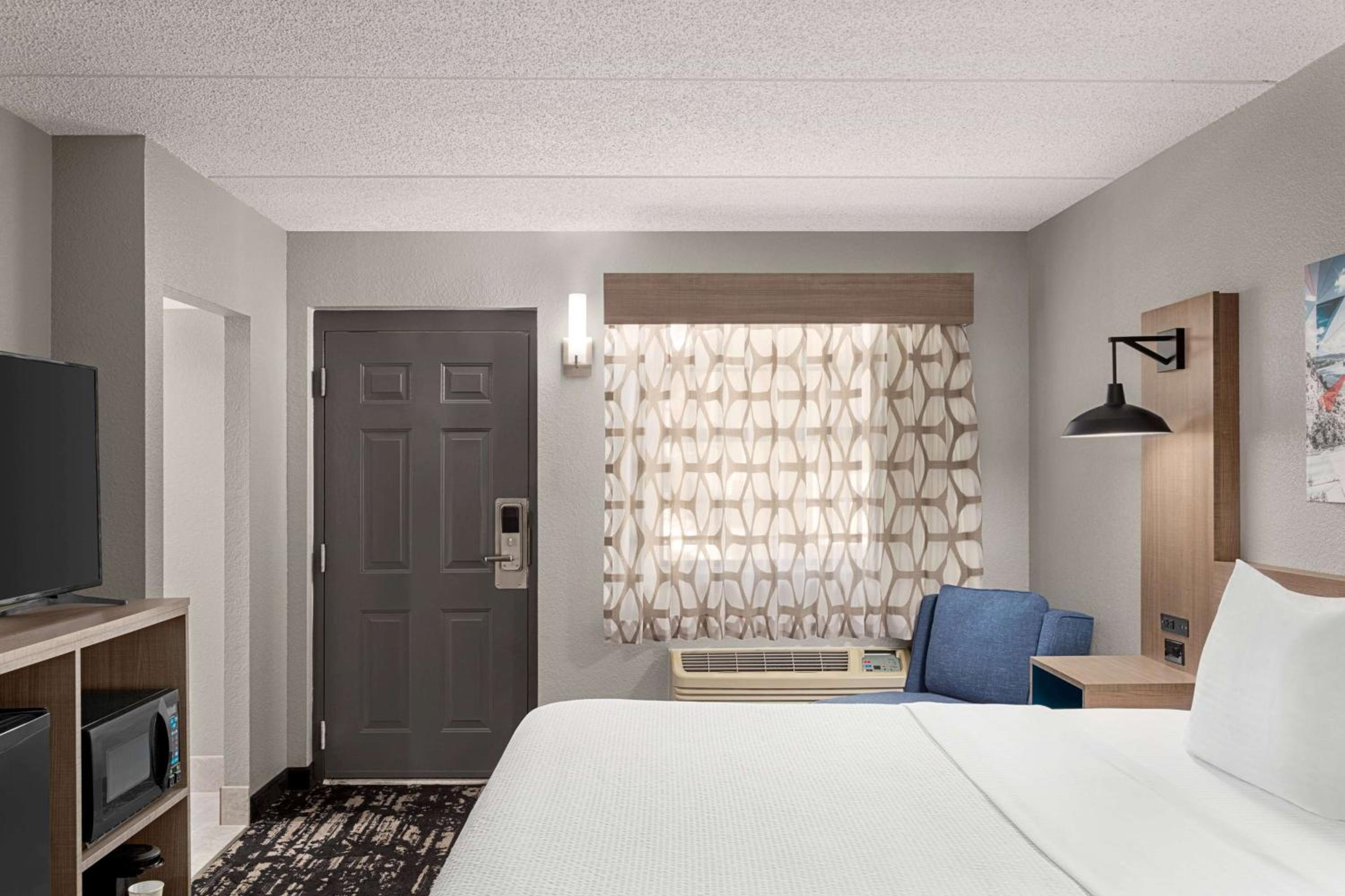 Deluxe King Room - Photo 2