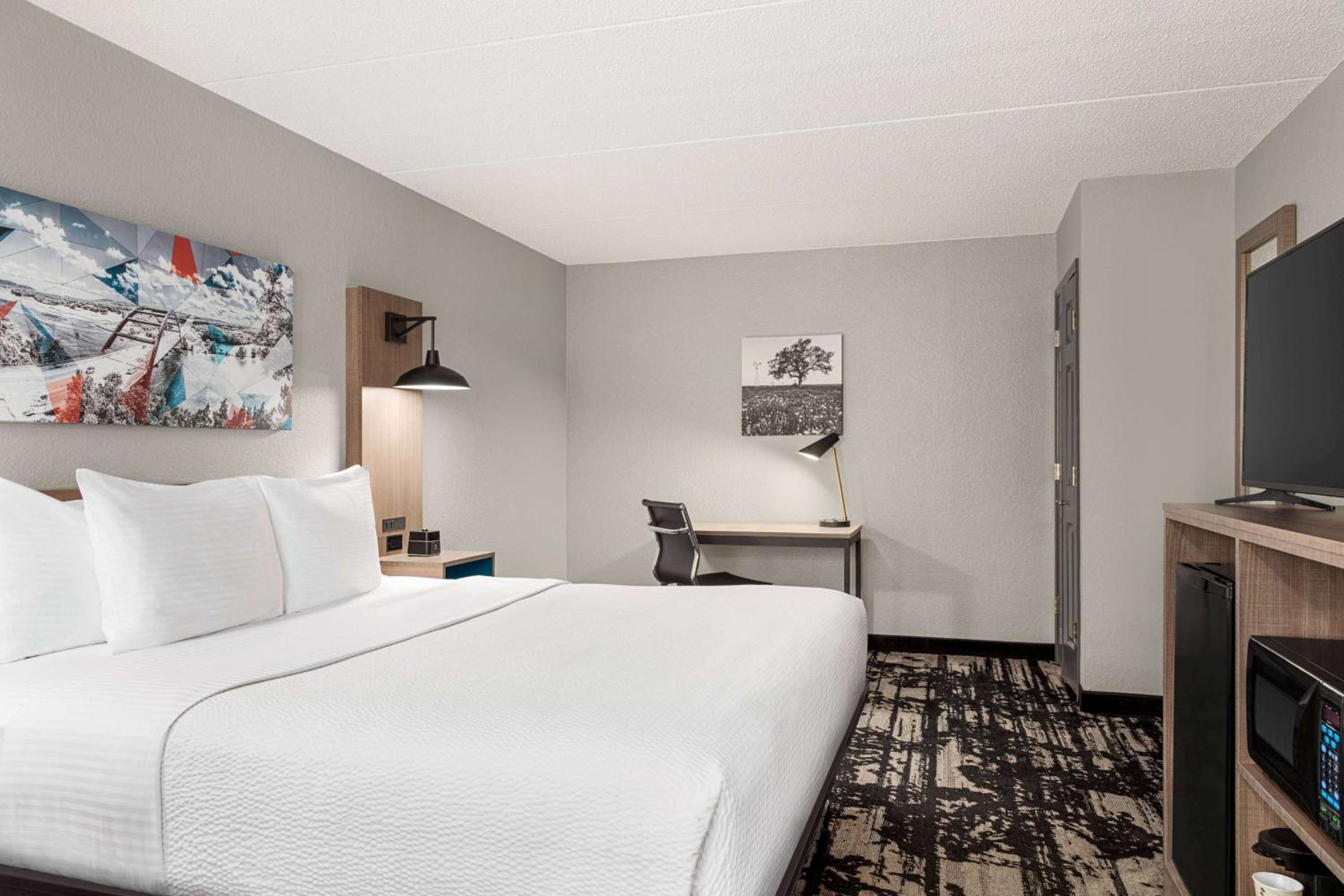 Deluxe King Room - Photo 1