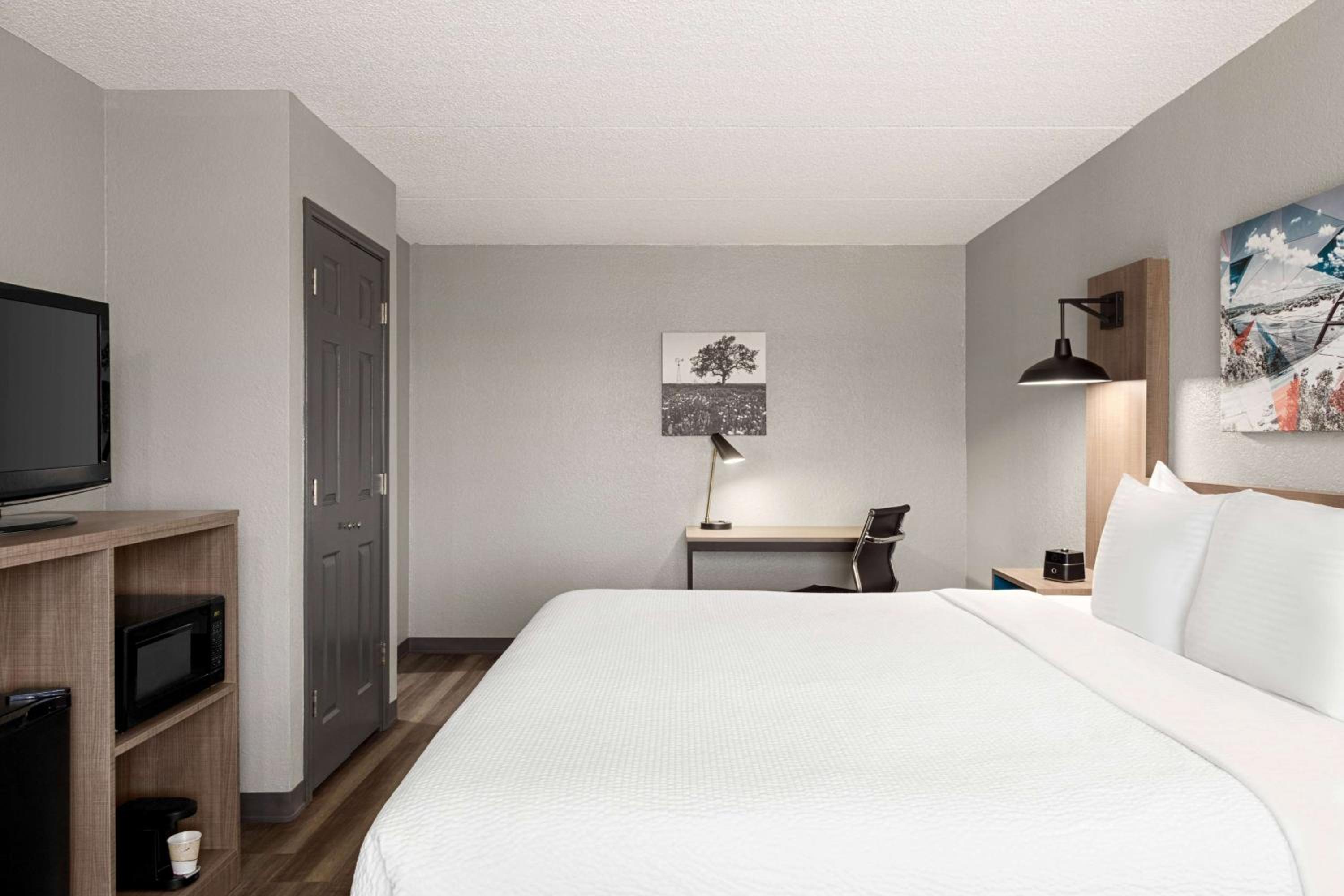King Room with Bath Tub - Mobility Accessible/Non-Smoking - Photo 1