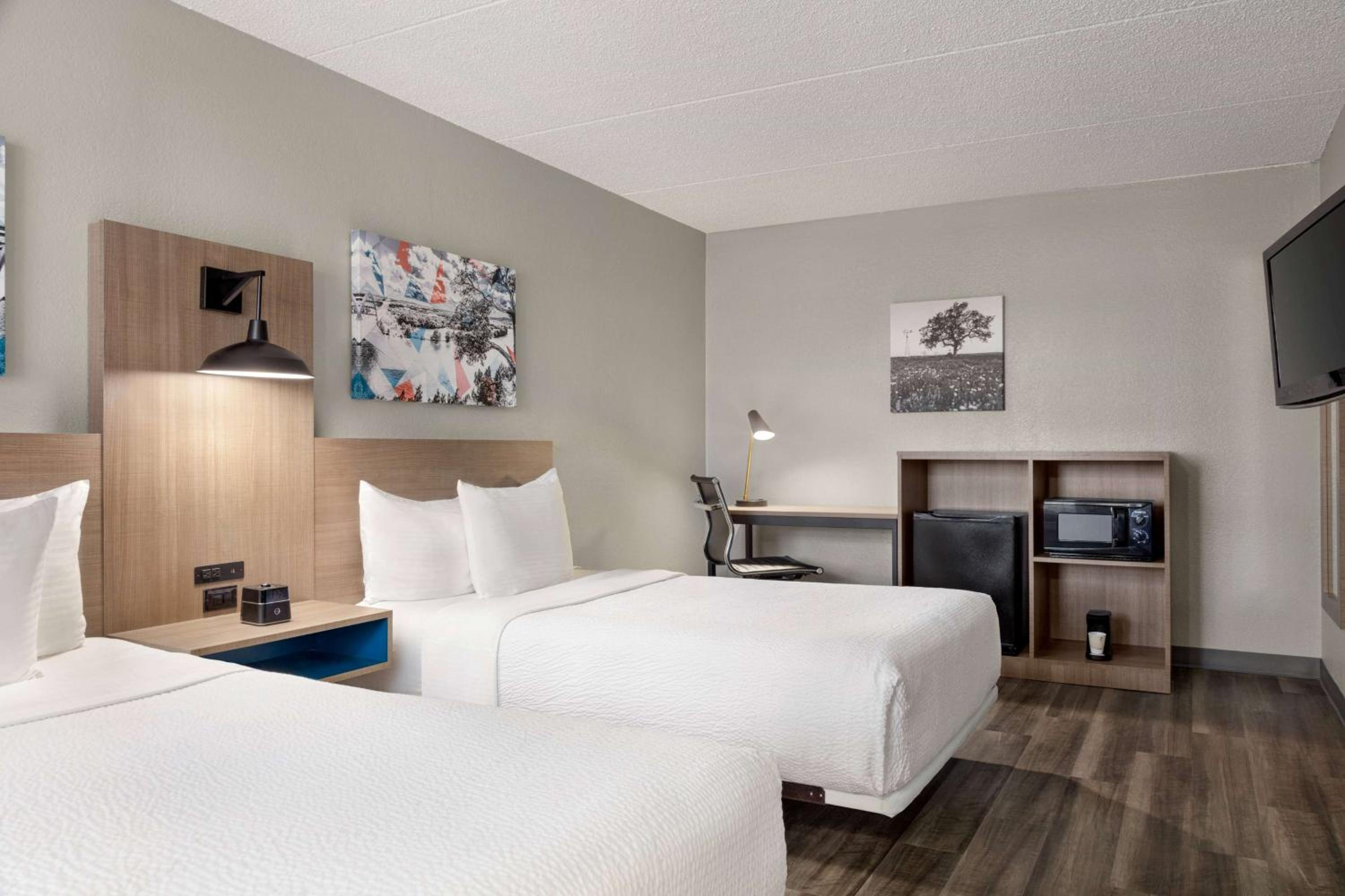 Double Room with Two Double Beds and Bath Tub - Mobility Accessible/Non-Smoking - Photo 1