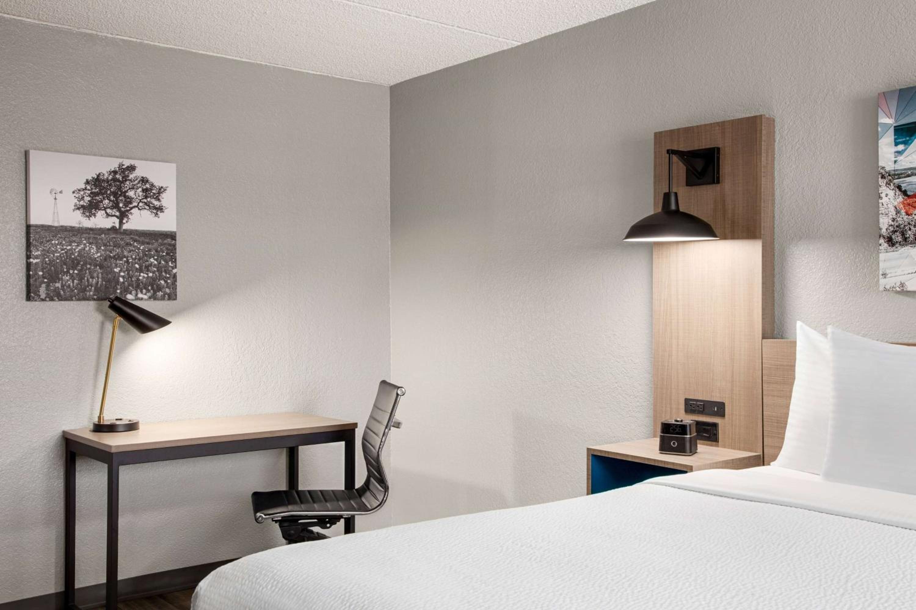 King Room with Bath Tub - Mobility Accessible/Non-Smoking - Photo 2