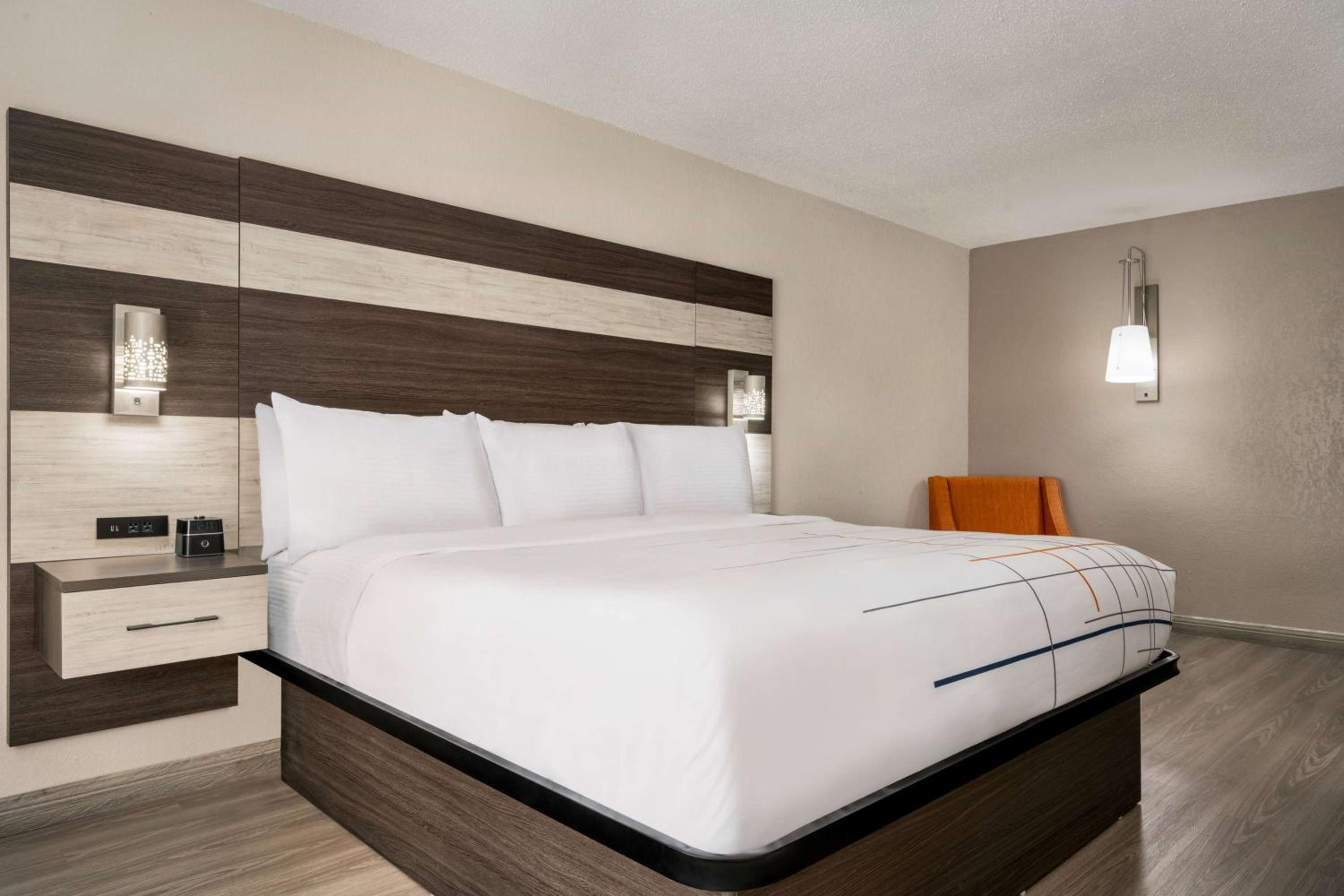 Deluxe King Room - Non-Smoking - Photo 5