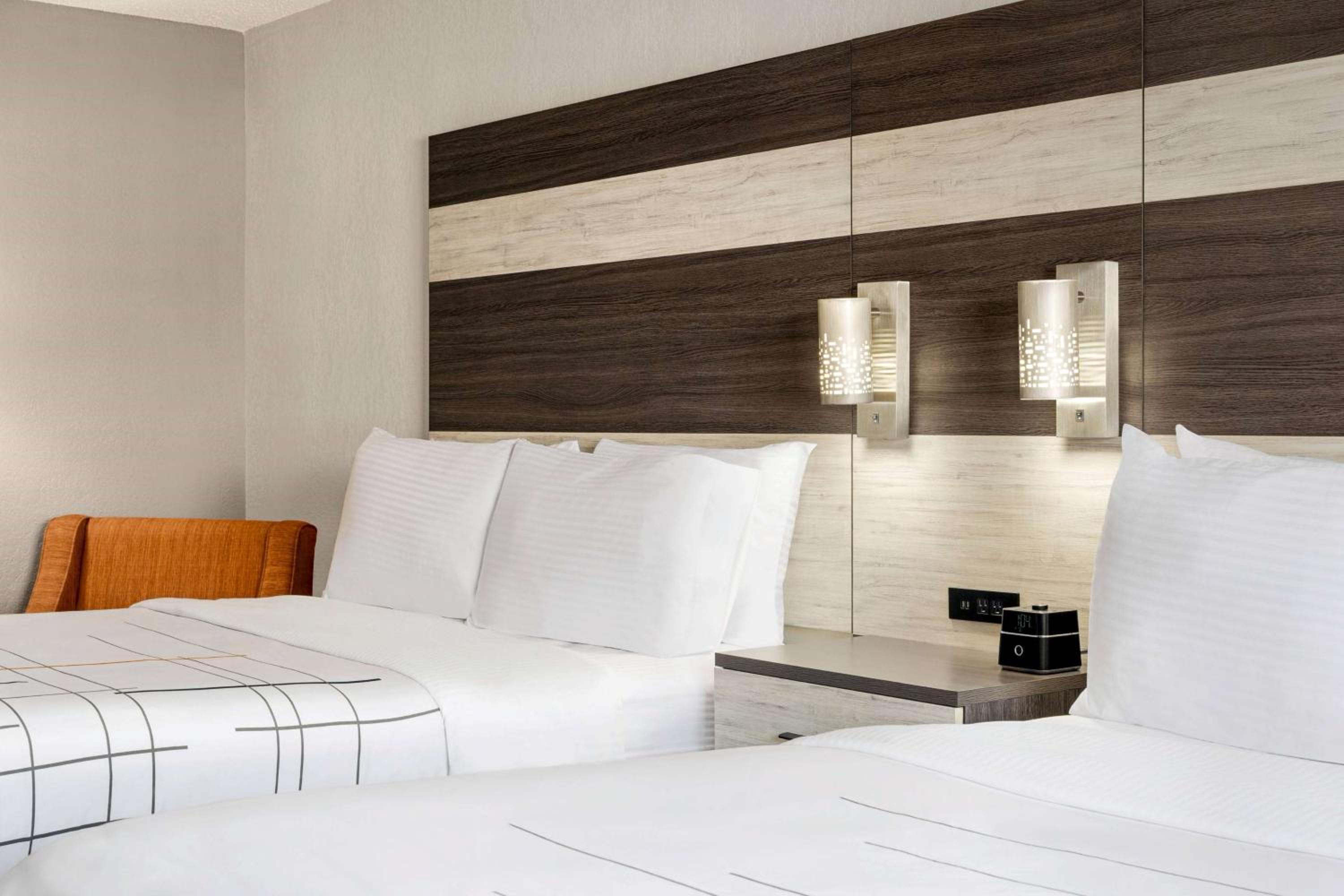 Queen Room with Two Queen Beds - Non-Smoking - Photo 5