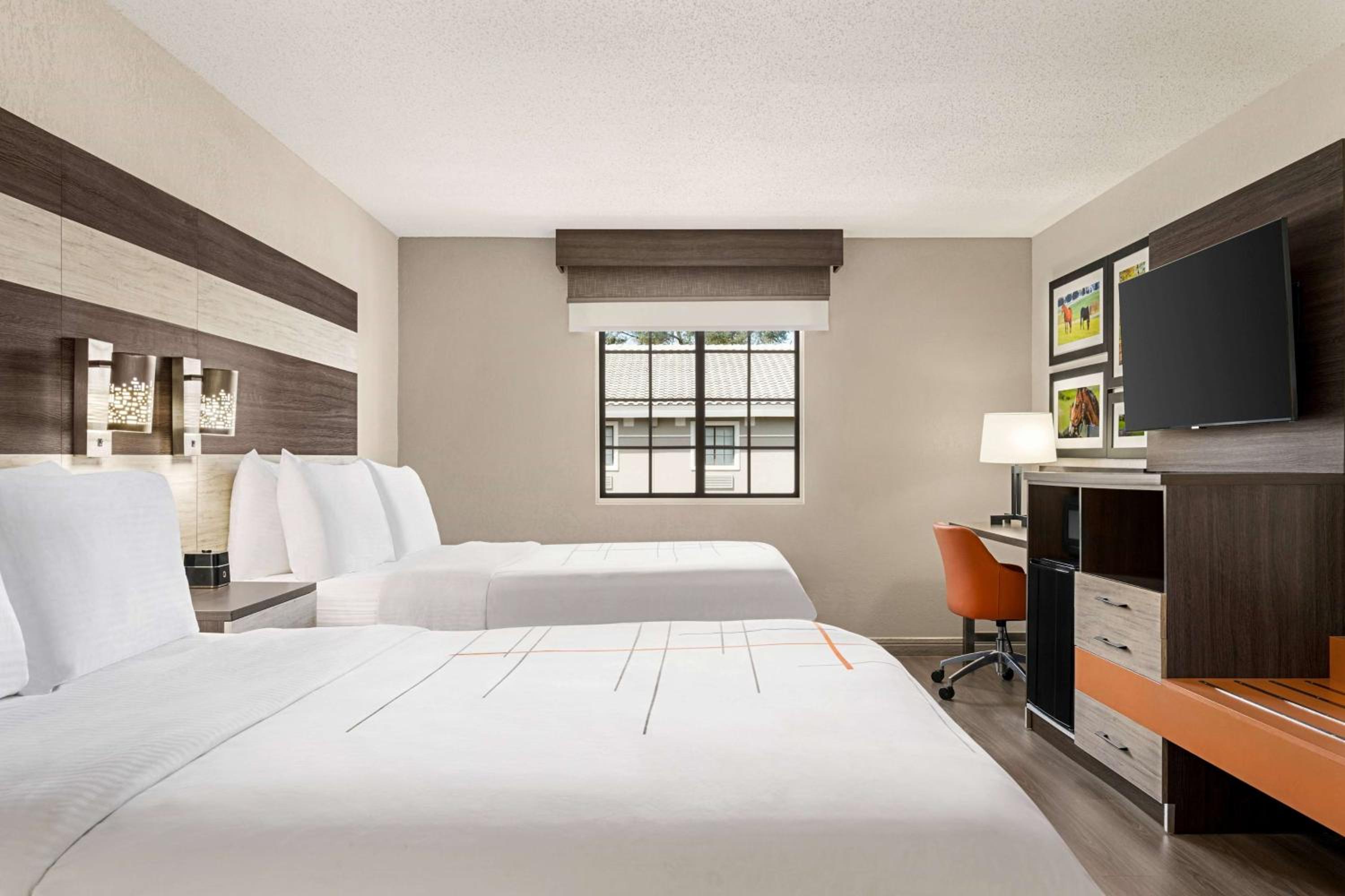 Queen Room with Two Queen Beds - Non-Smoking - Photo 4