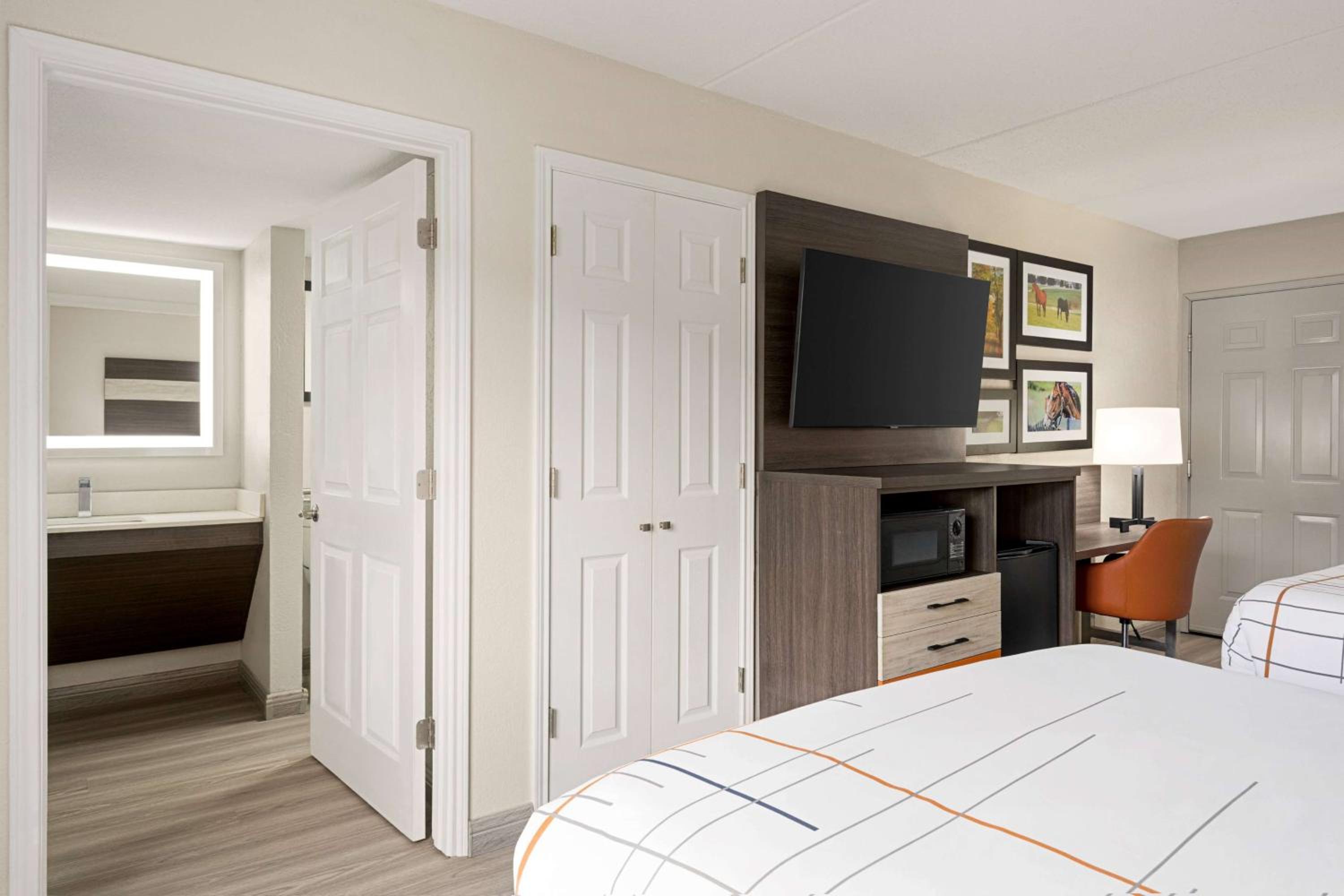 Double Room with Two Double Beds - Disability Access - Photo 5