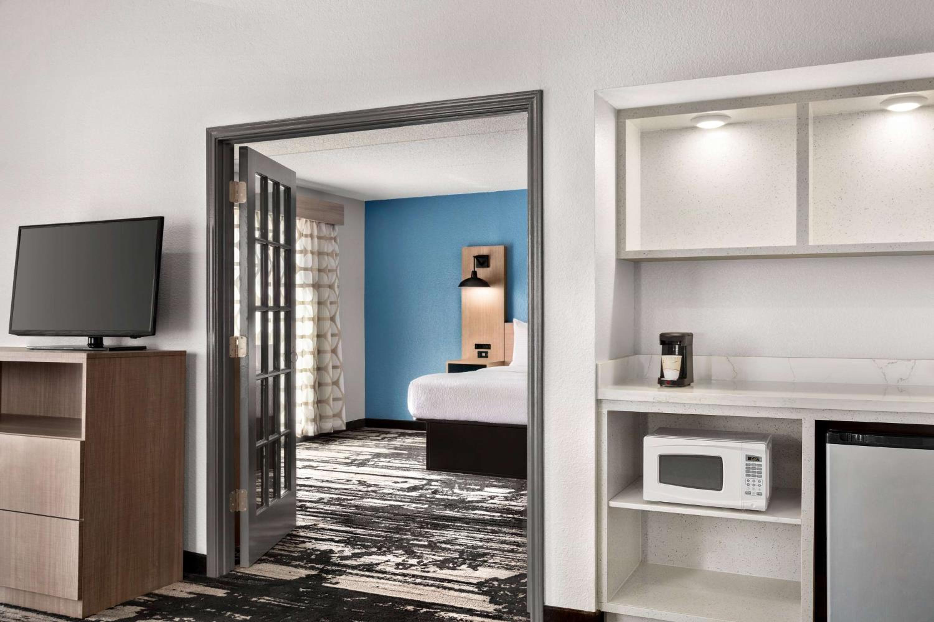 King Suite - Non-Smoking - Photo 4
