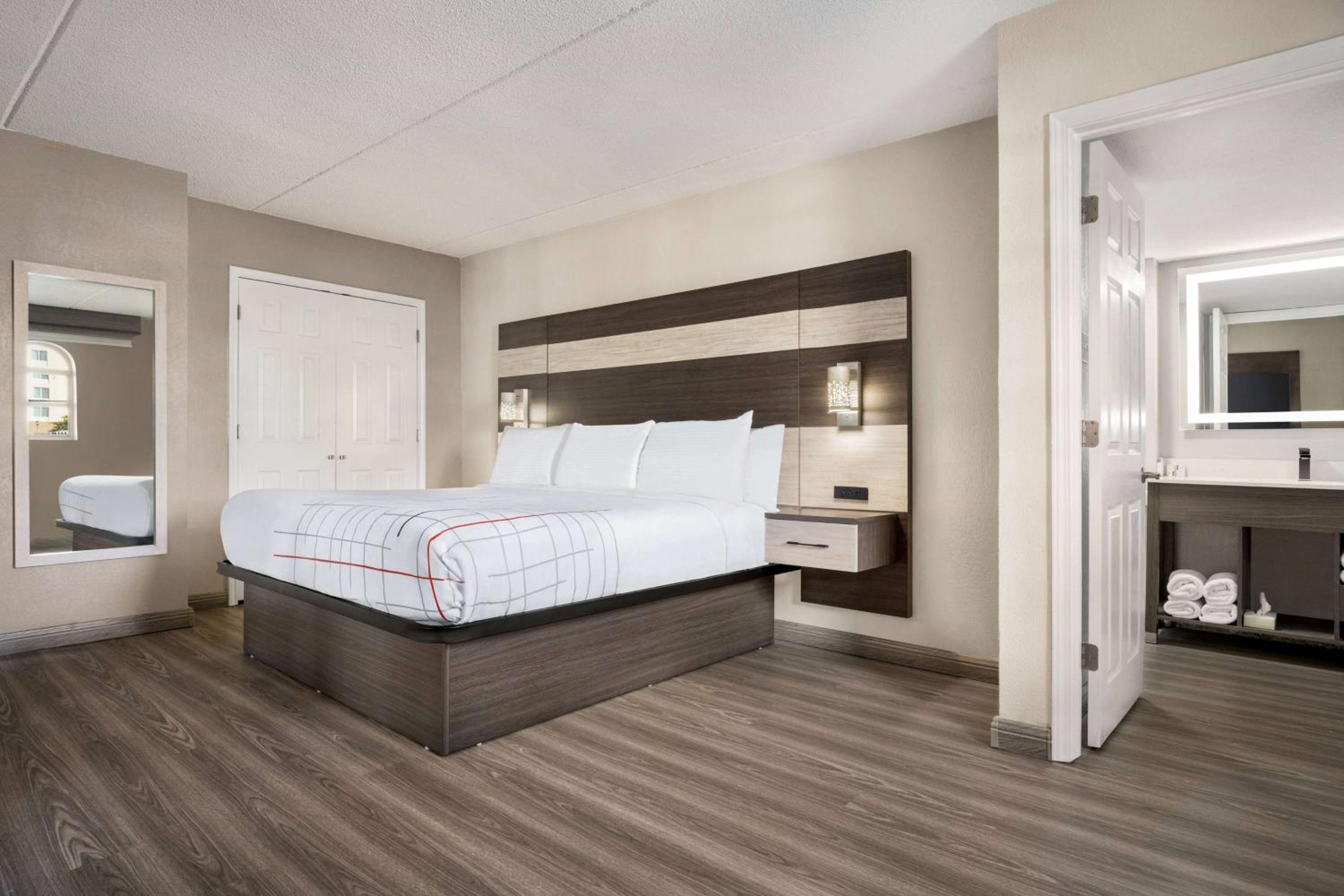 One-Bedroom King Suite - Non-Smoking - Photo 11