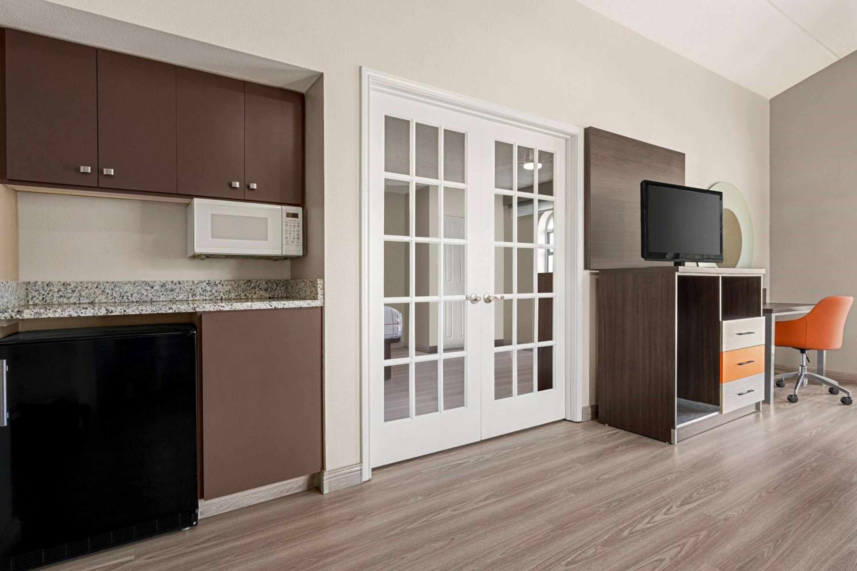 One-Bedroom King Suite - Non-Smoking - Photo 10