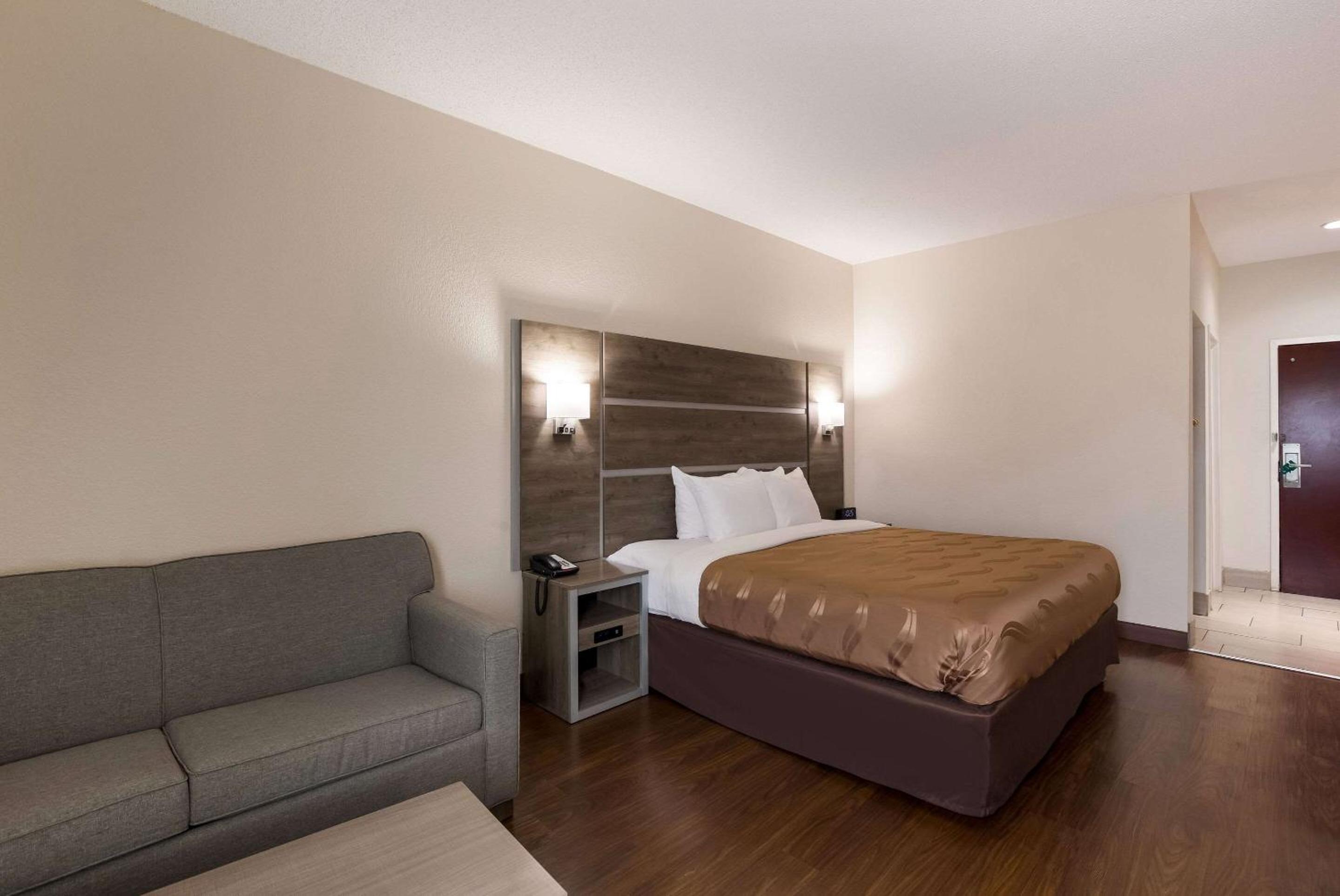 King Room - Non-Smoking - Photo 2