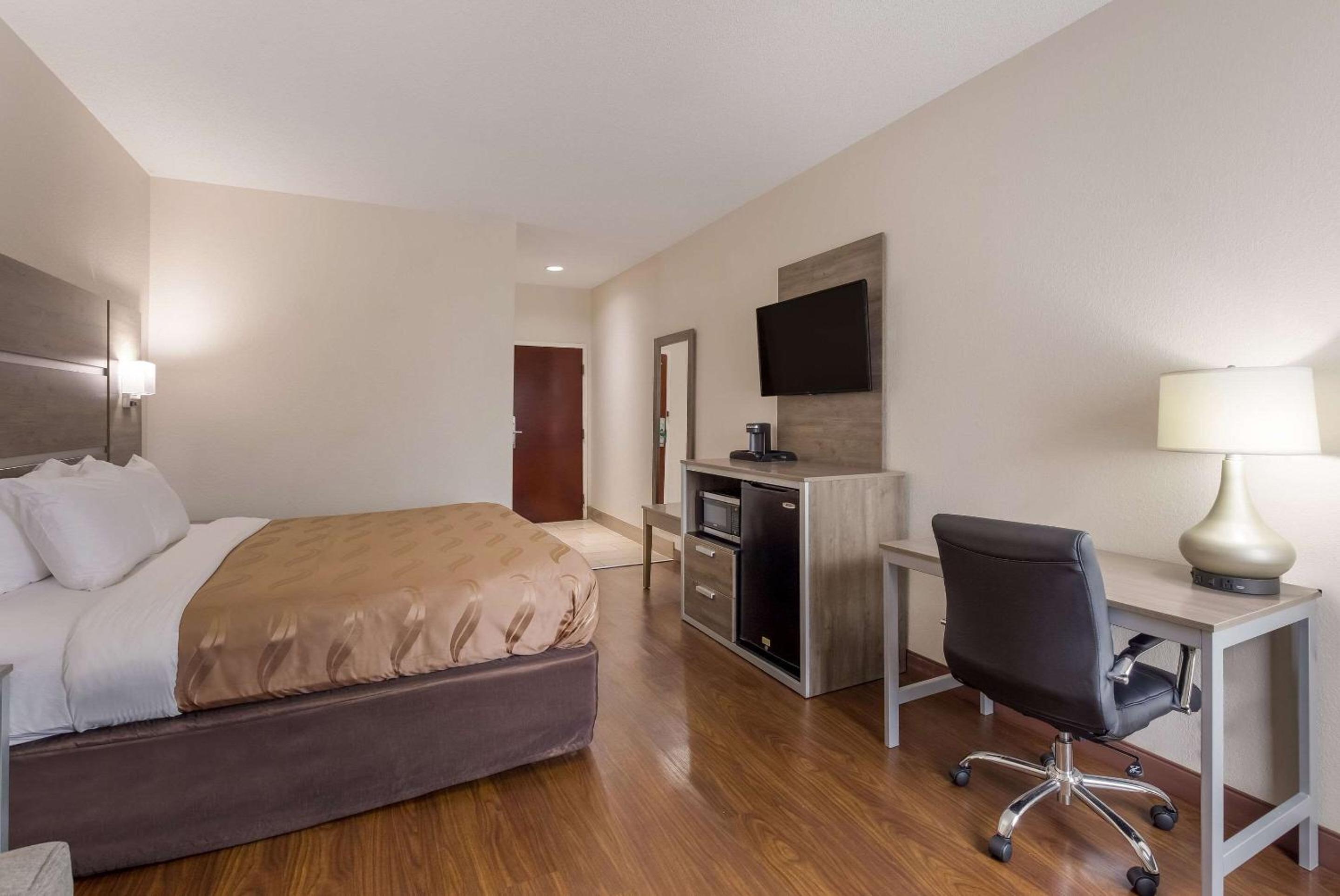 King Room - Non-Smoking - Photo 3