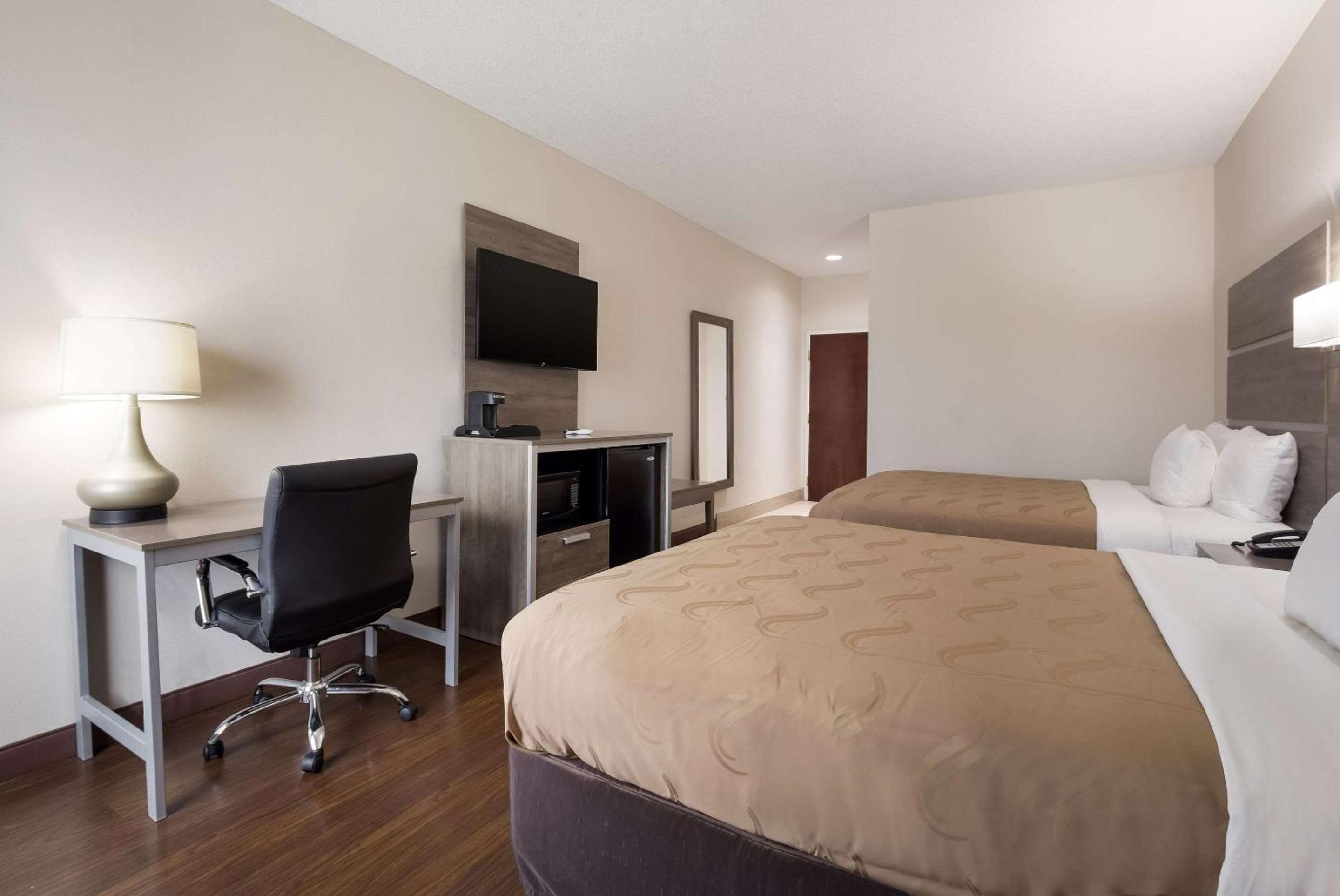 Queen Room with Two Queen Beds - Non-Smoking - Photo 3