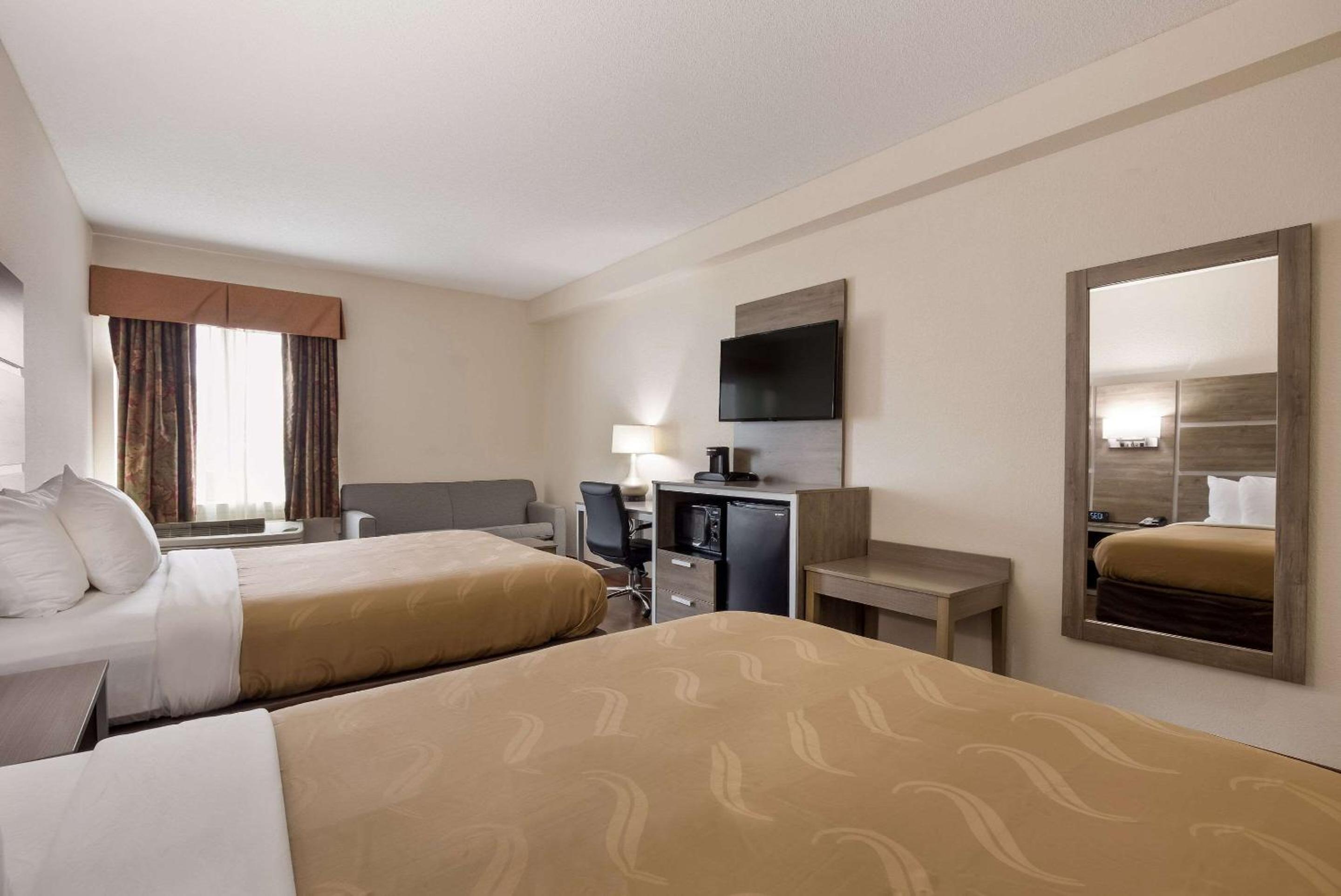 Queen Room with Two Queen Beds - Non-Smoking - Photo 4