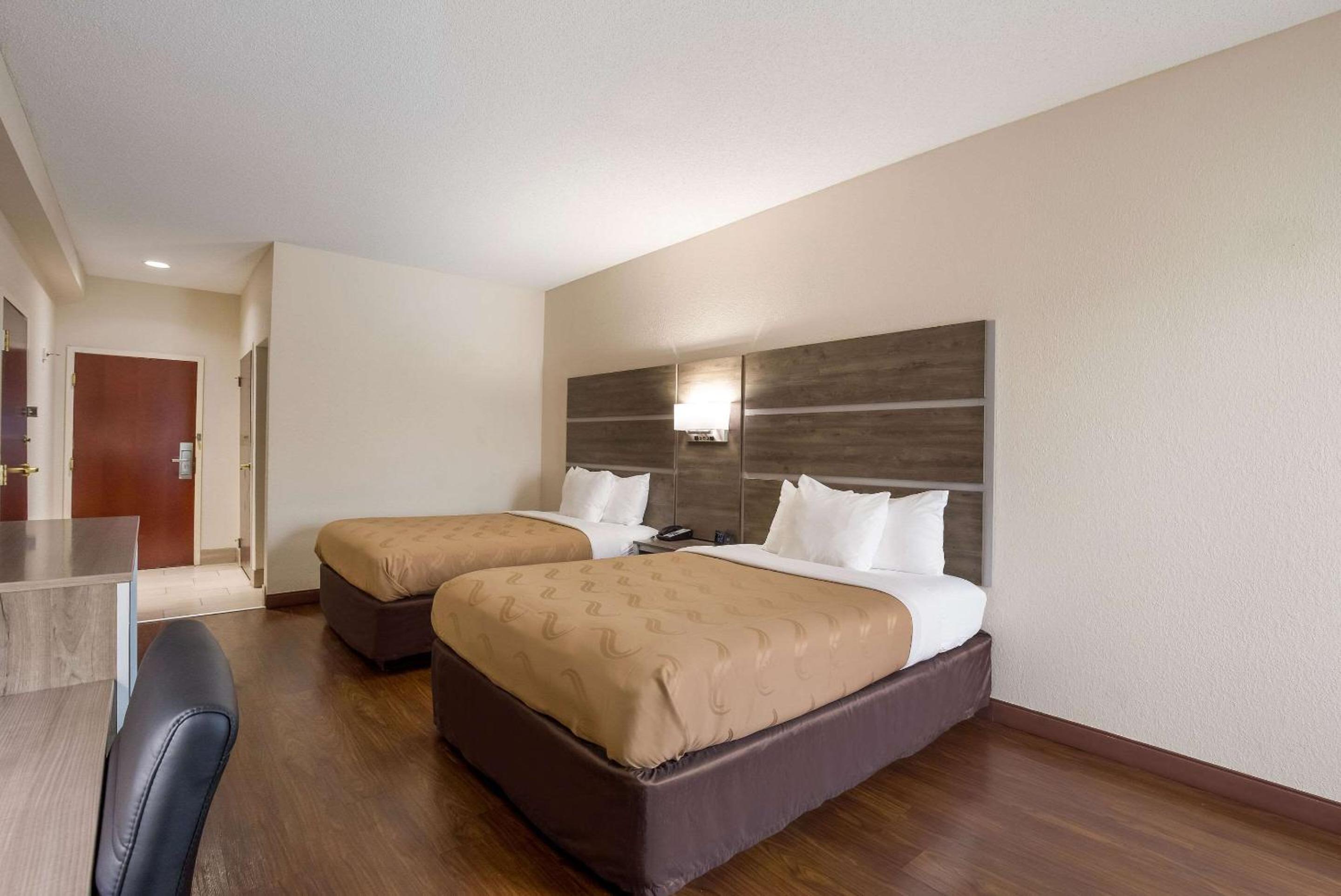 Queen Room with Two Queen Beds - Non-Smoking - Photo 2
