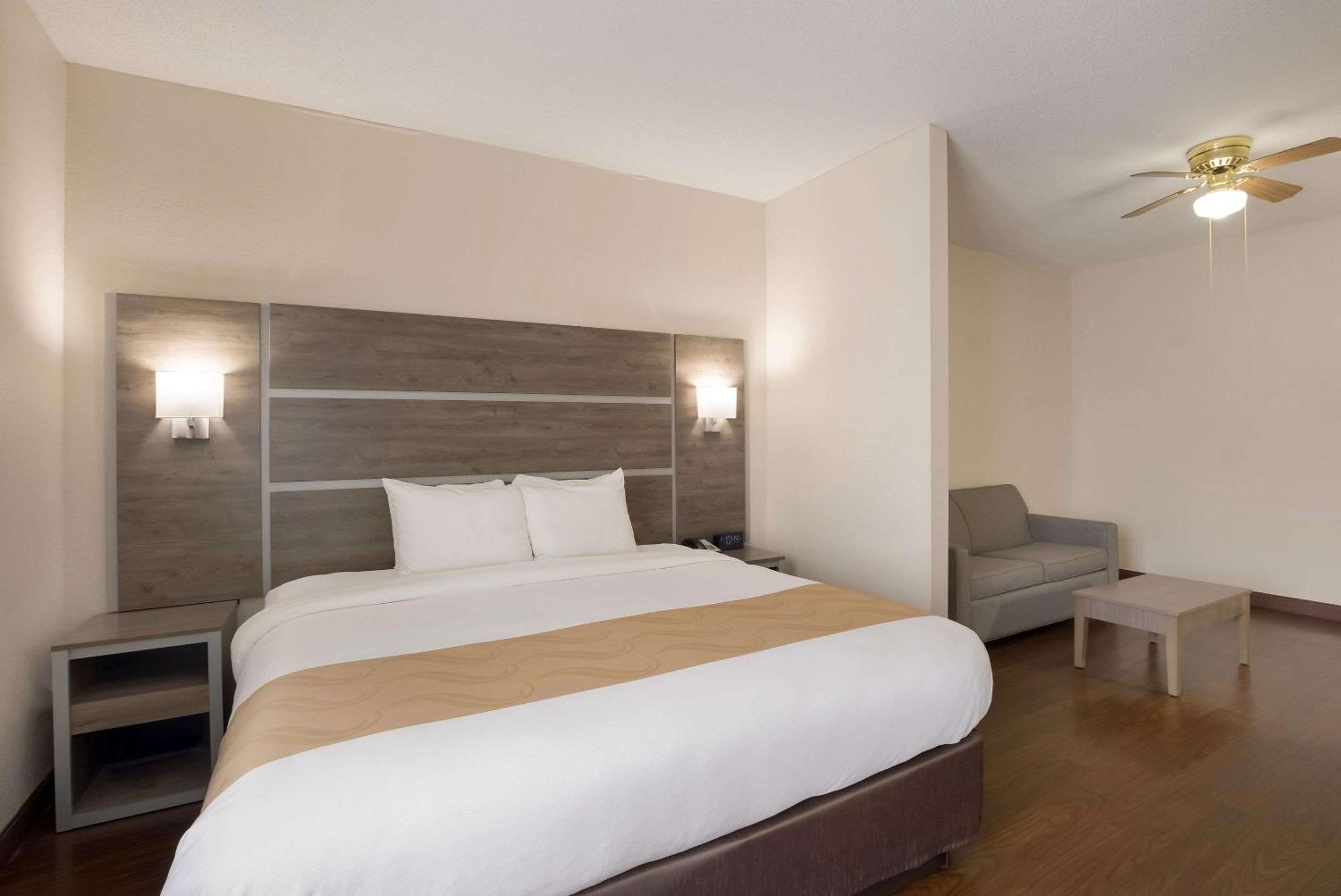 King Room - Non-Smoking - Photo 4