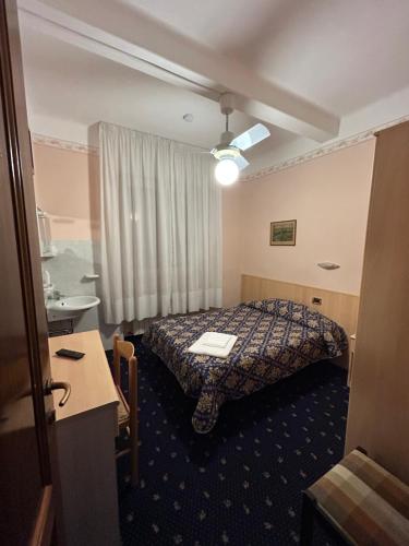 Single Room with Private Bathroom photo 1