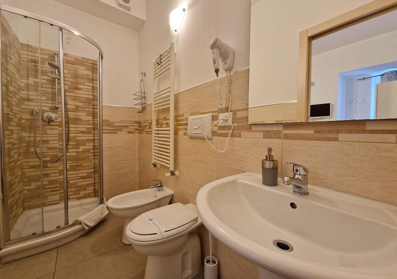 Single Room with Private Bathroom photo 3