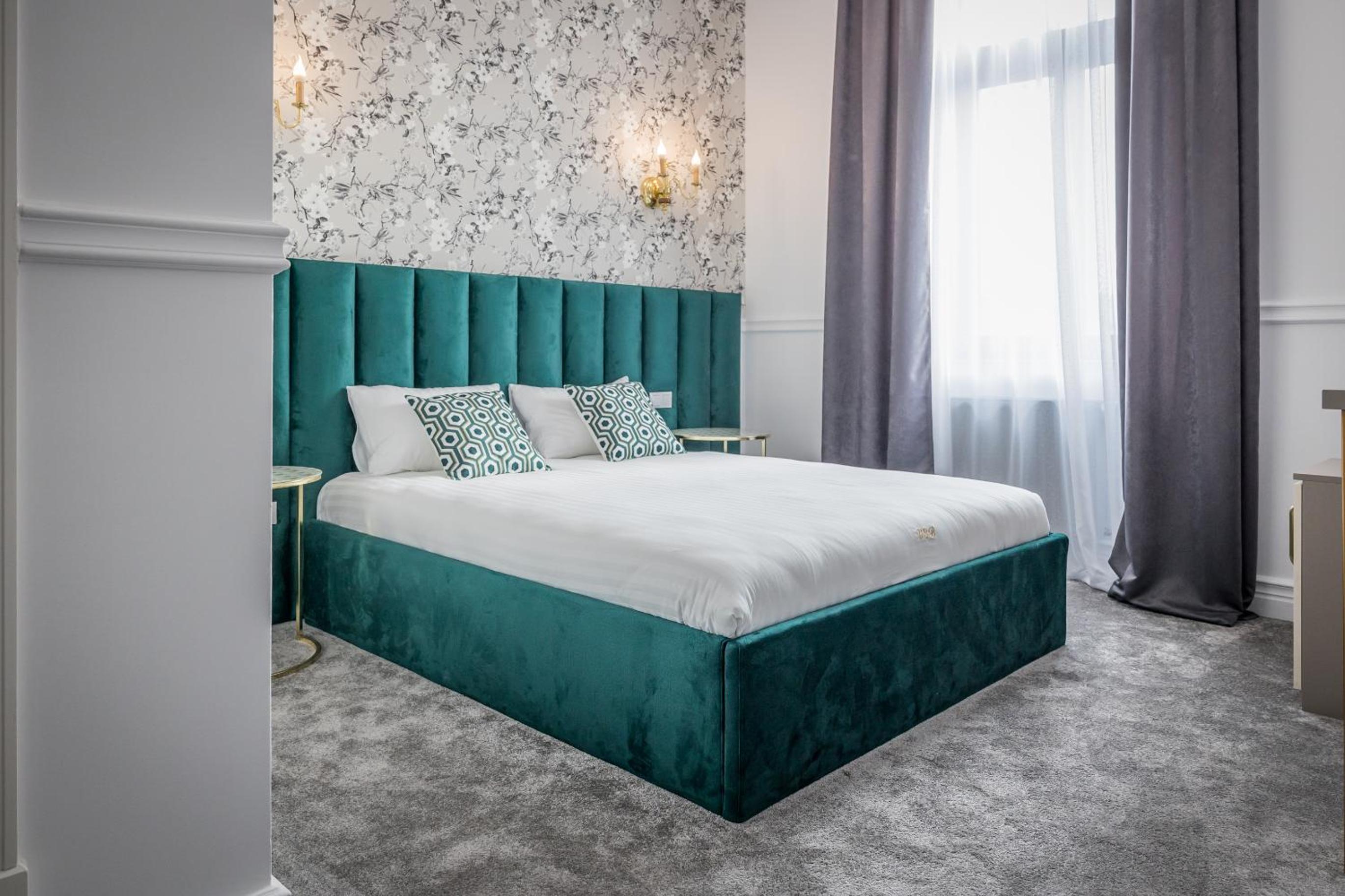 Deluxe Queen Room