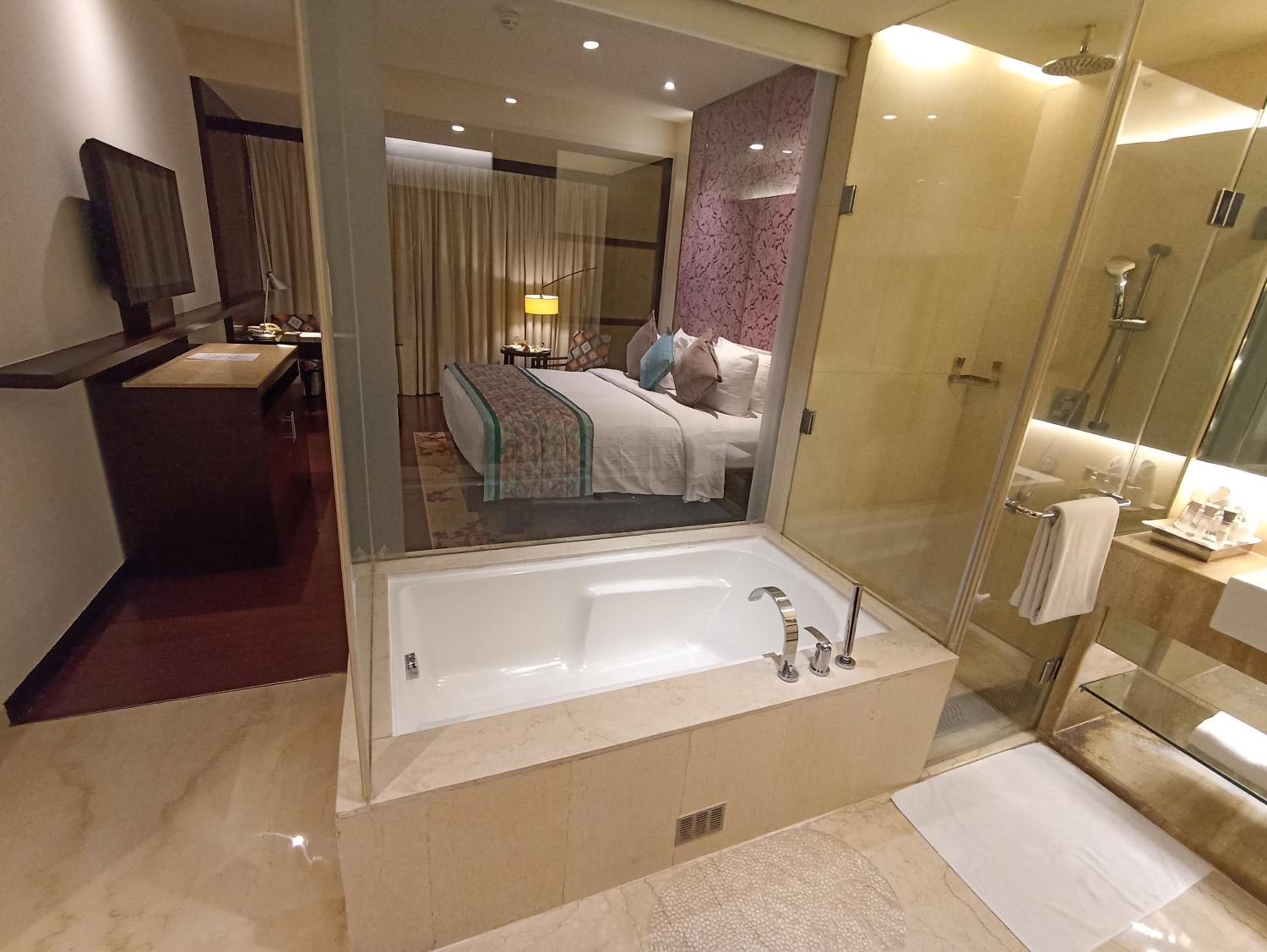Deluxe King Bed with Bath Tub Deluxe King Bed with Bath Tub