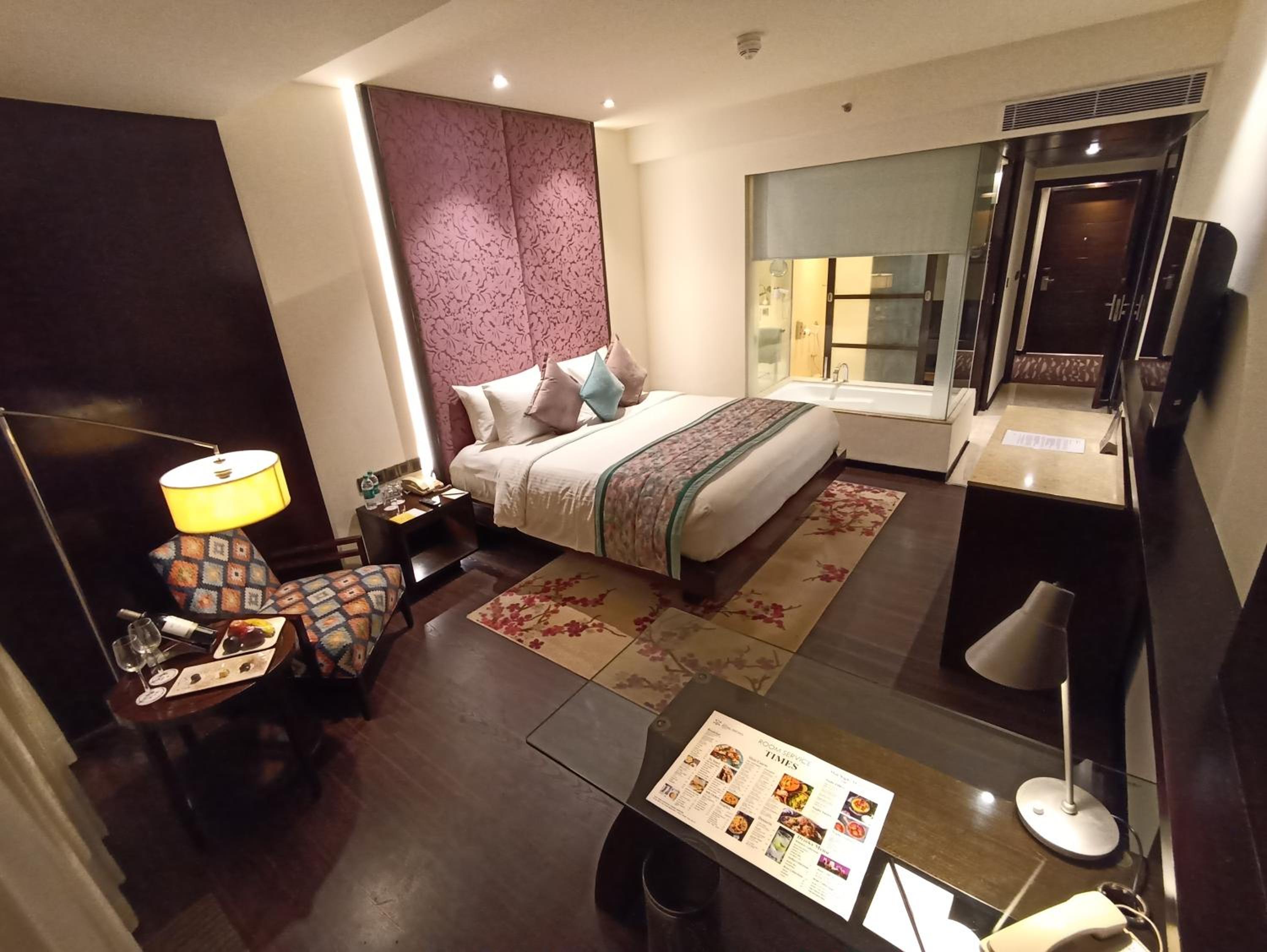 Deluxe King Bed with Bath Tub
