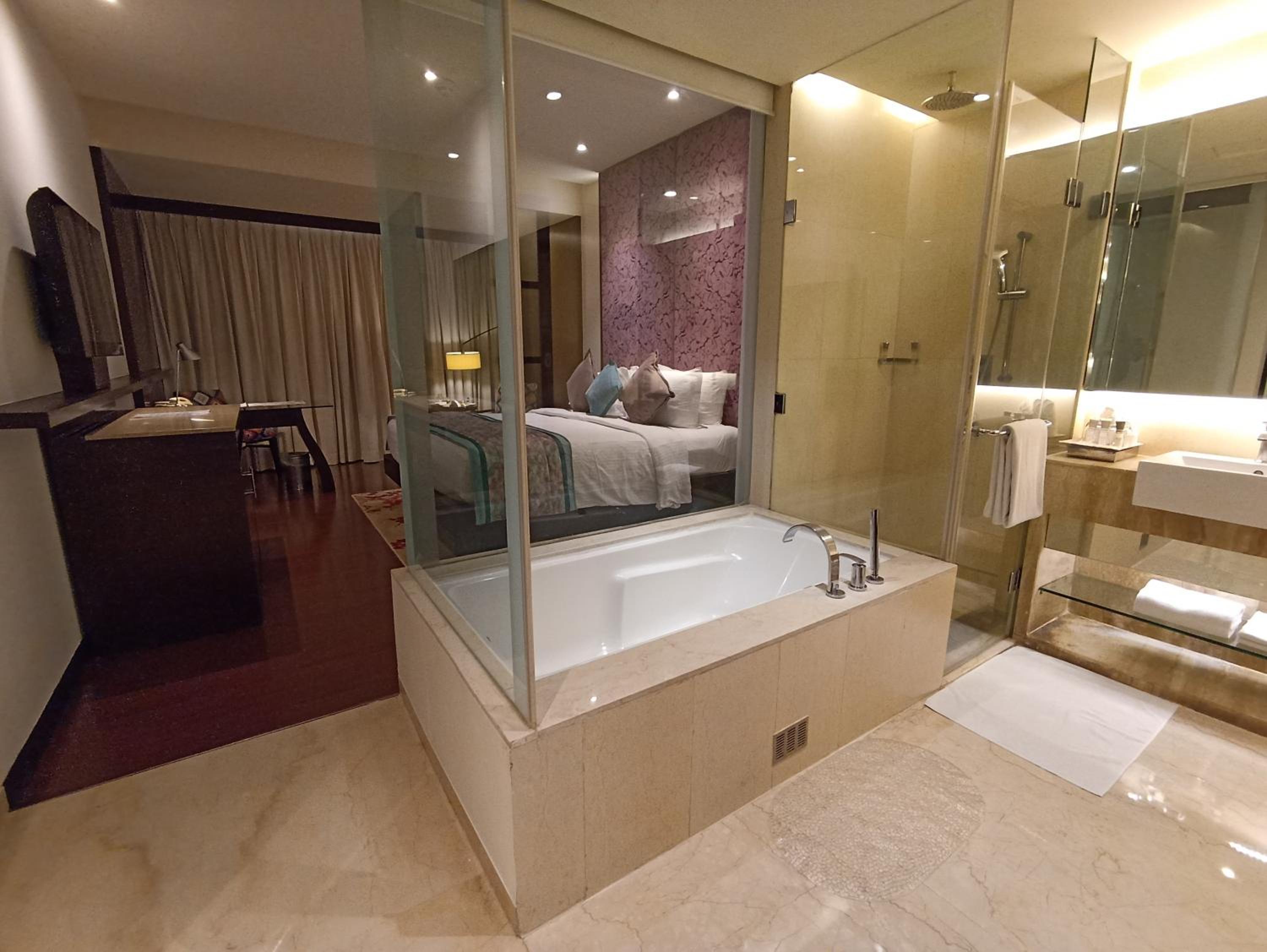 Deluxe King Bed with Bath Tub Deluxe King Bed with Bath Tub