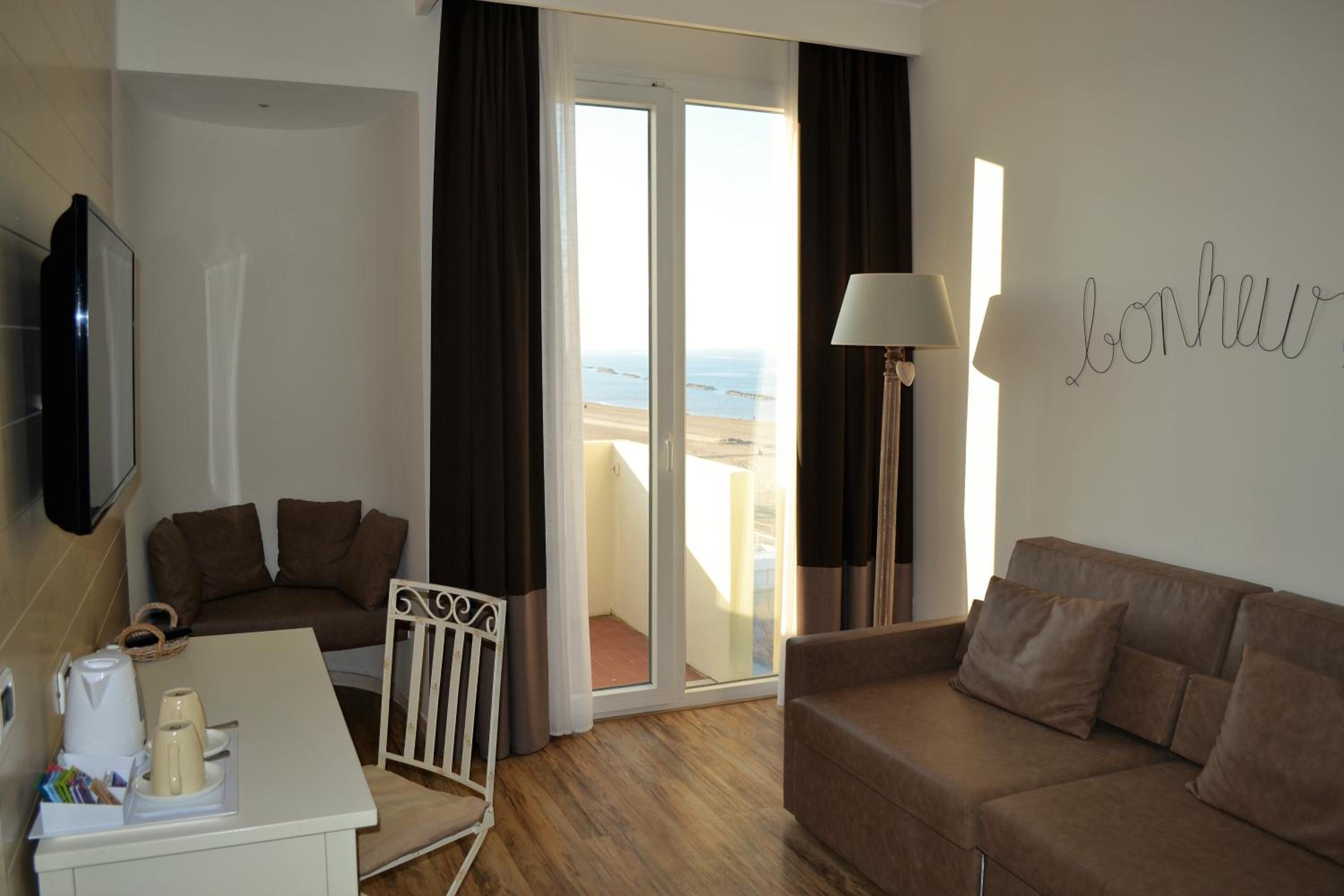 Suite - Photo 3