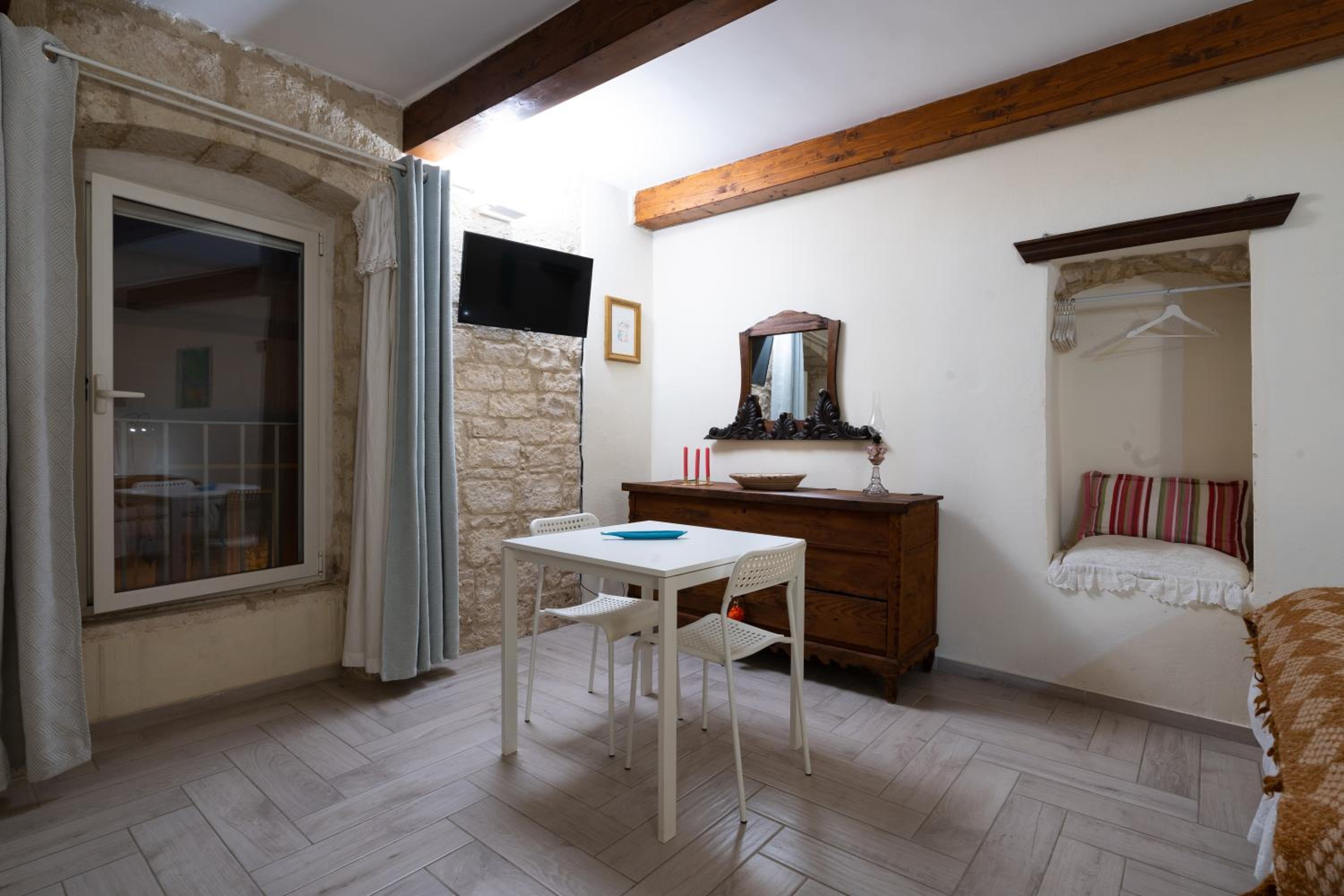 Standard Double Room - Photo 8