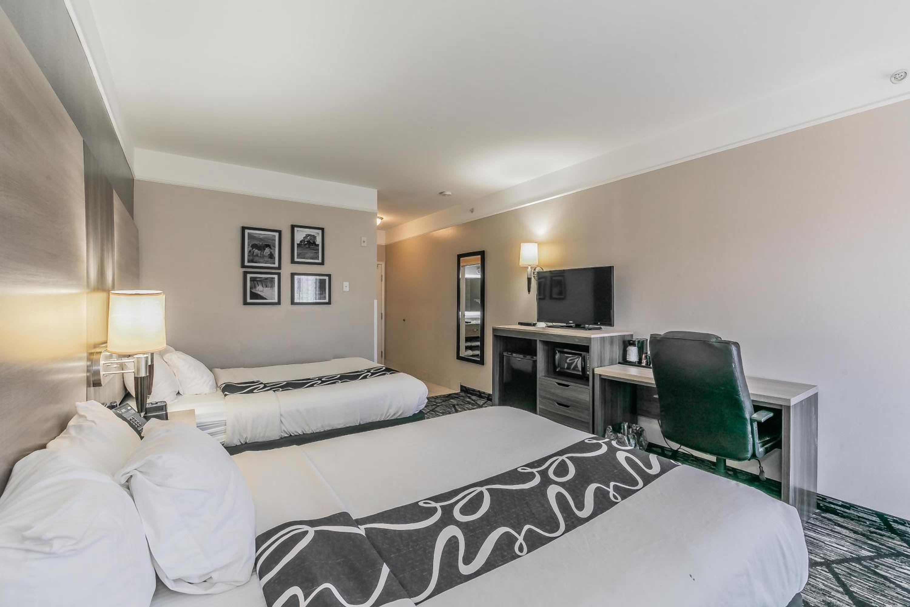 Deluxe Queen Room with Two Queen Beds - Photo 4
