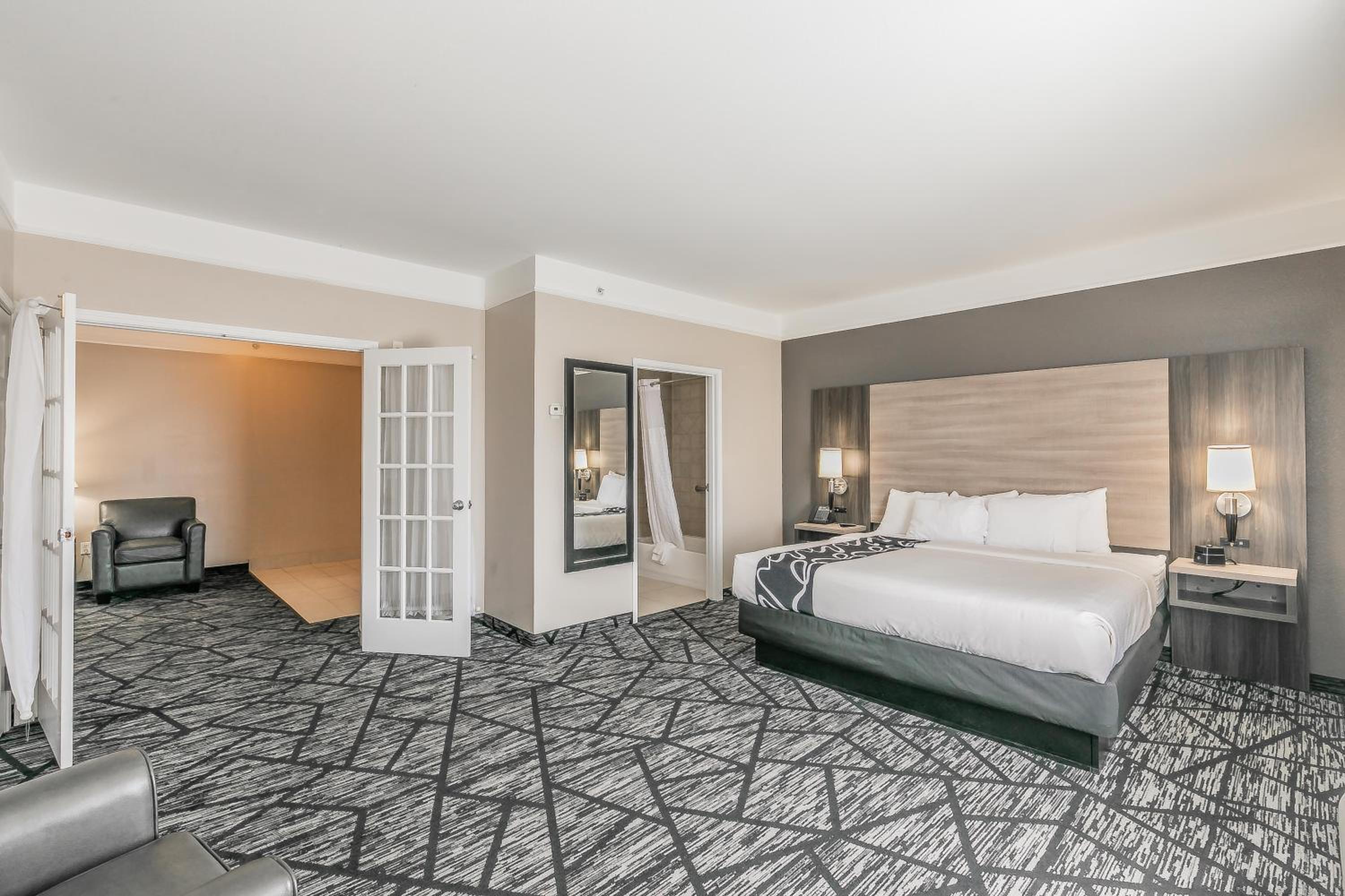 Deluxe Family King Suite -Non-Smoking - Photo 1