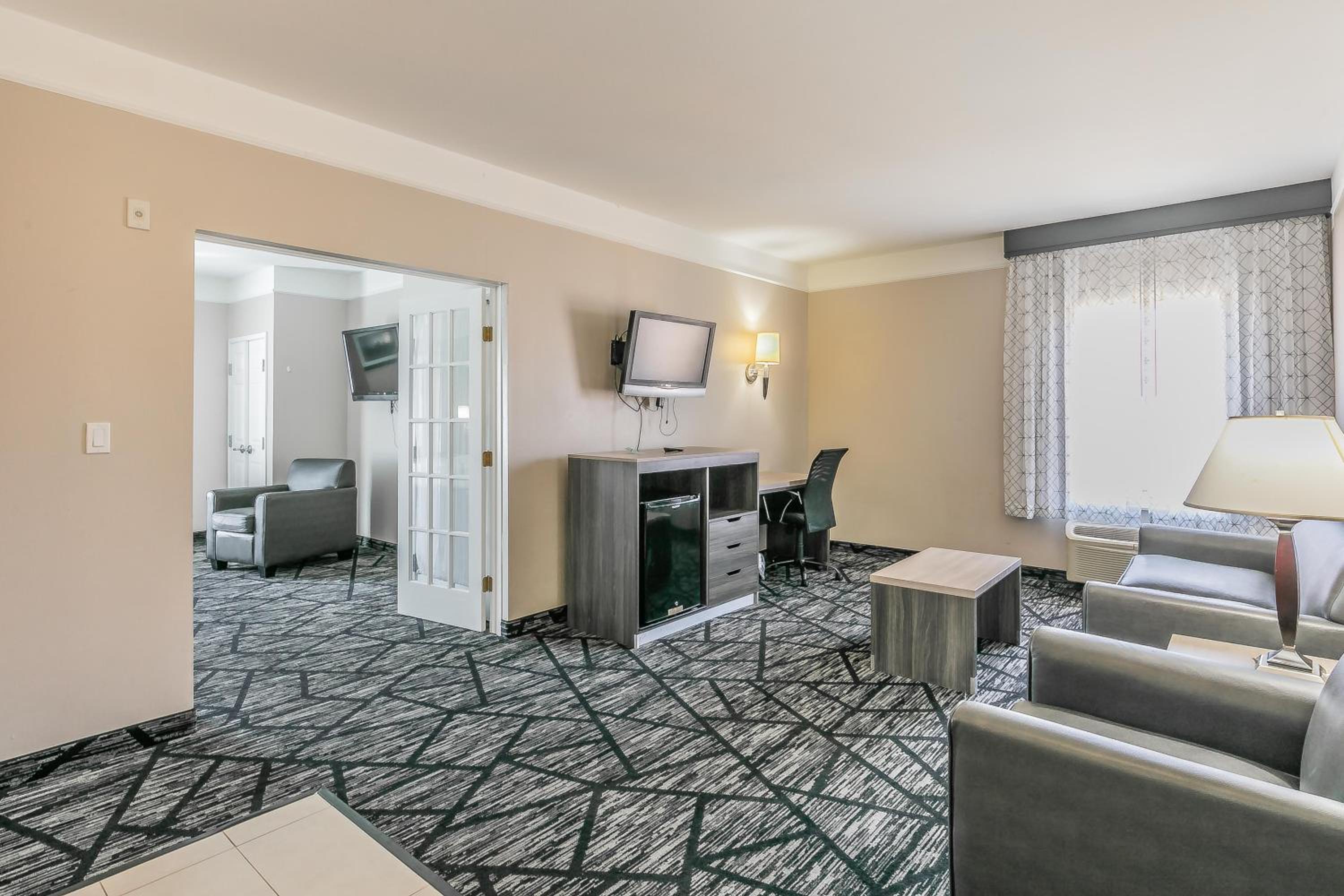 Deluxe Family King Suite -Non-Smoking - Photo 3