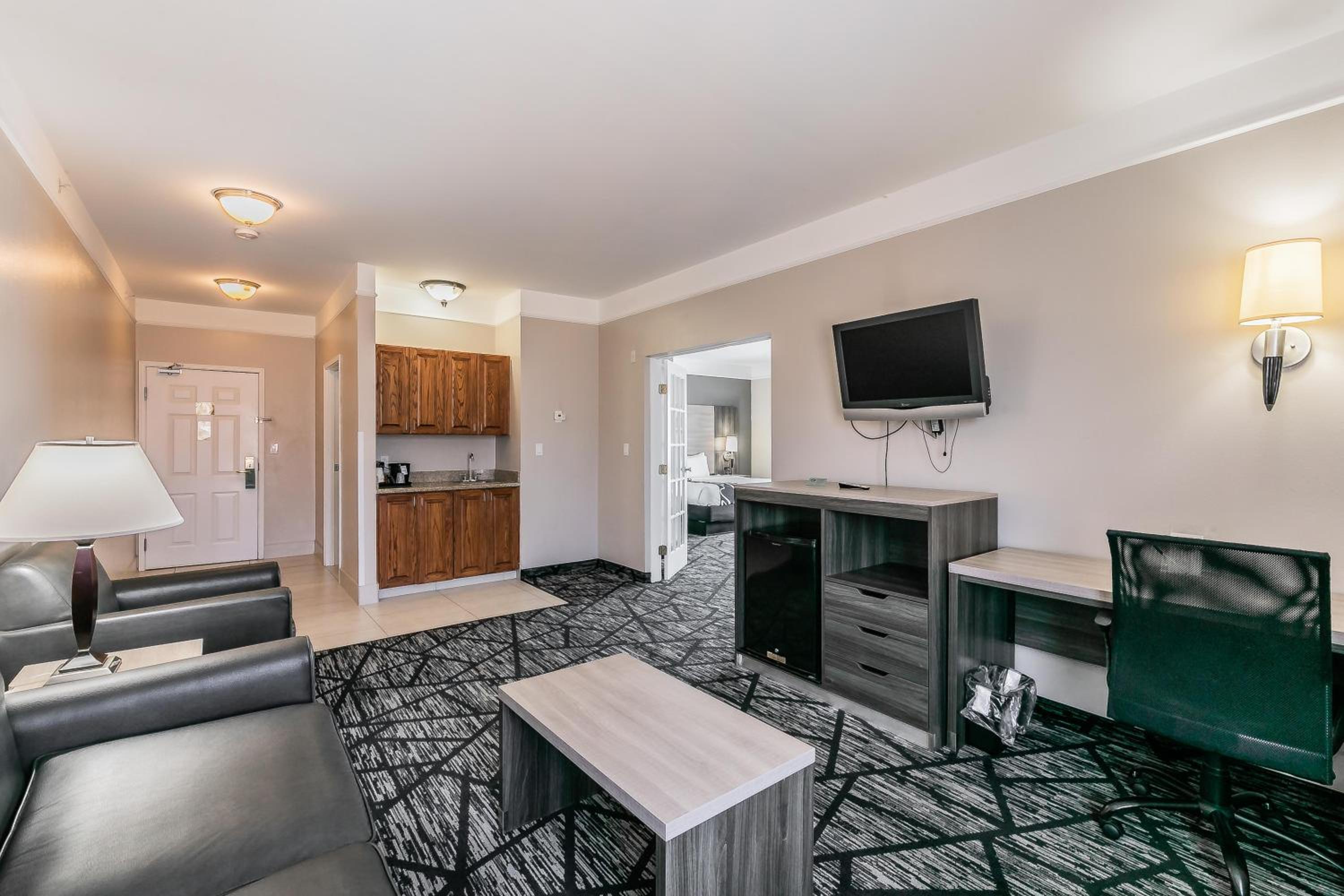 Deluxe Family King Suite -Non-Smoking - Photo 2
