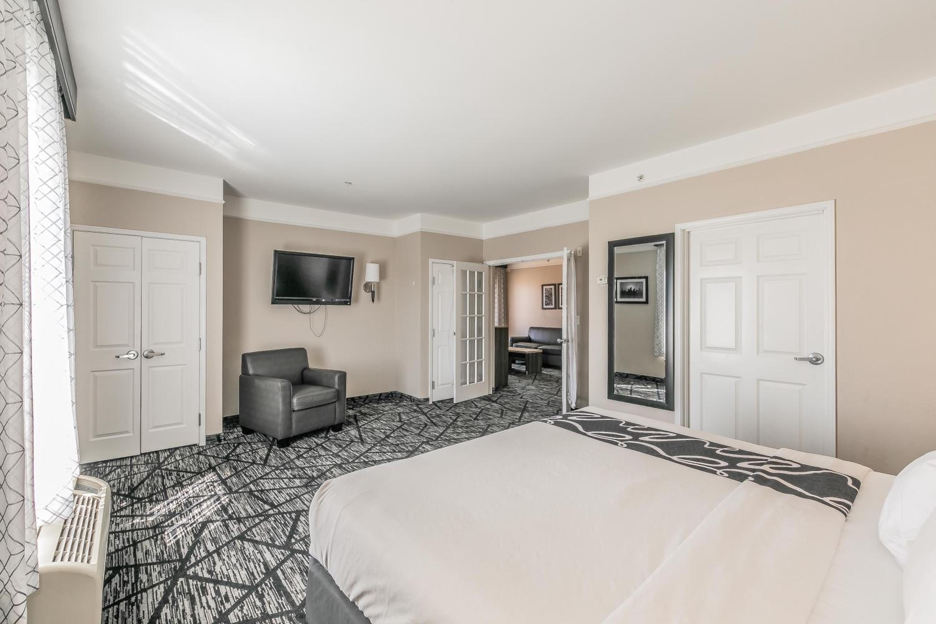 Deluxe Family King Suite -Non-Smoking - Photo 5
