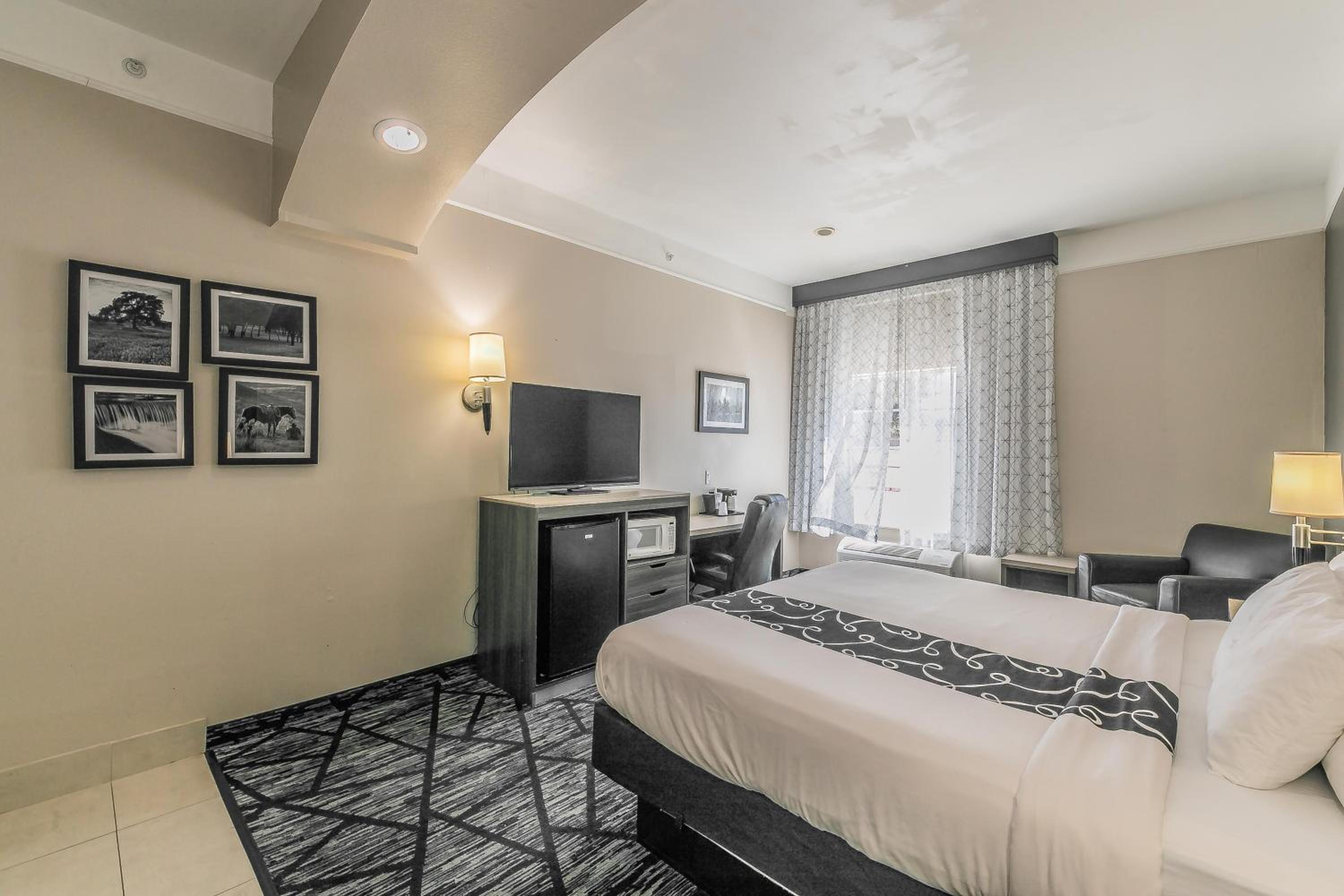 Deluxe King Suite with Roll-In Shower - Mobility Accessible/Non-Smoking photo 2
