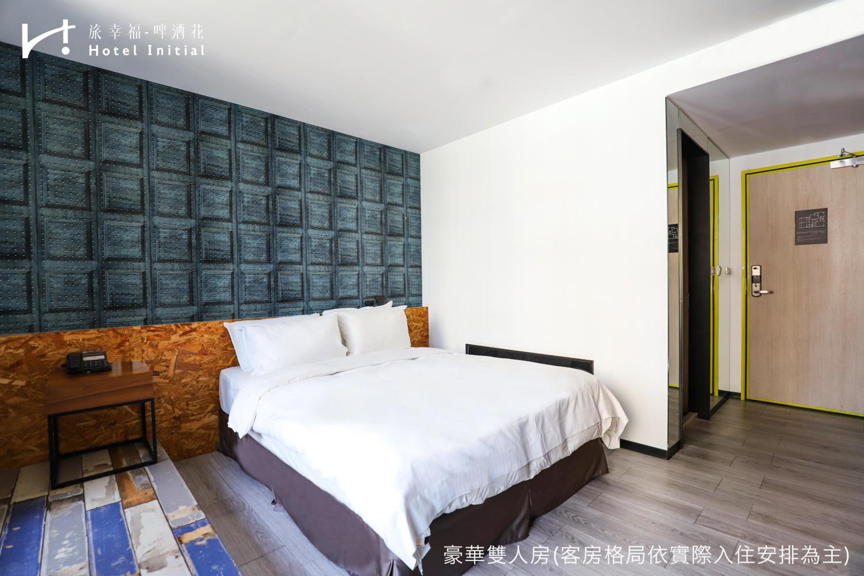 Deluxe Double Room with Balcony thumbnail 5