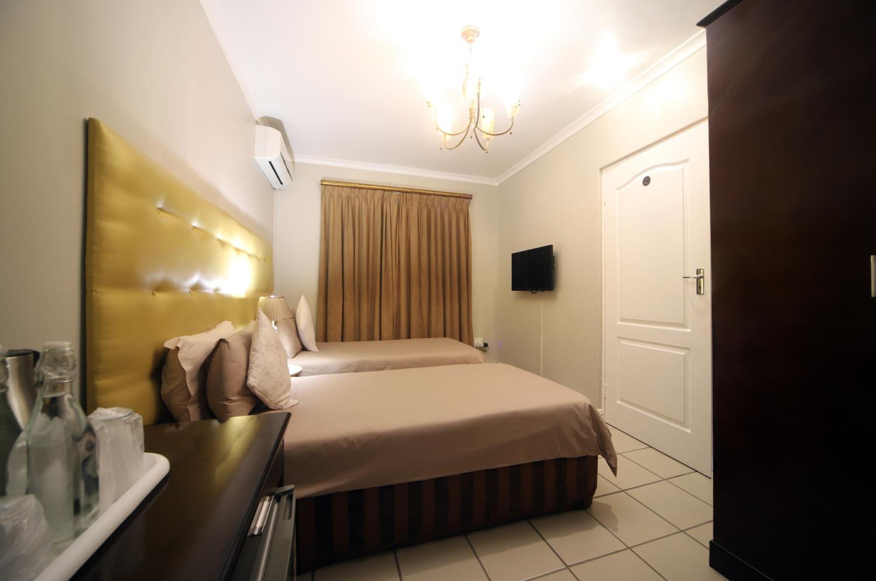 Budget Standard Twin Room - Photo 1