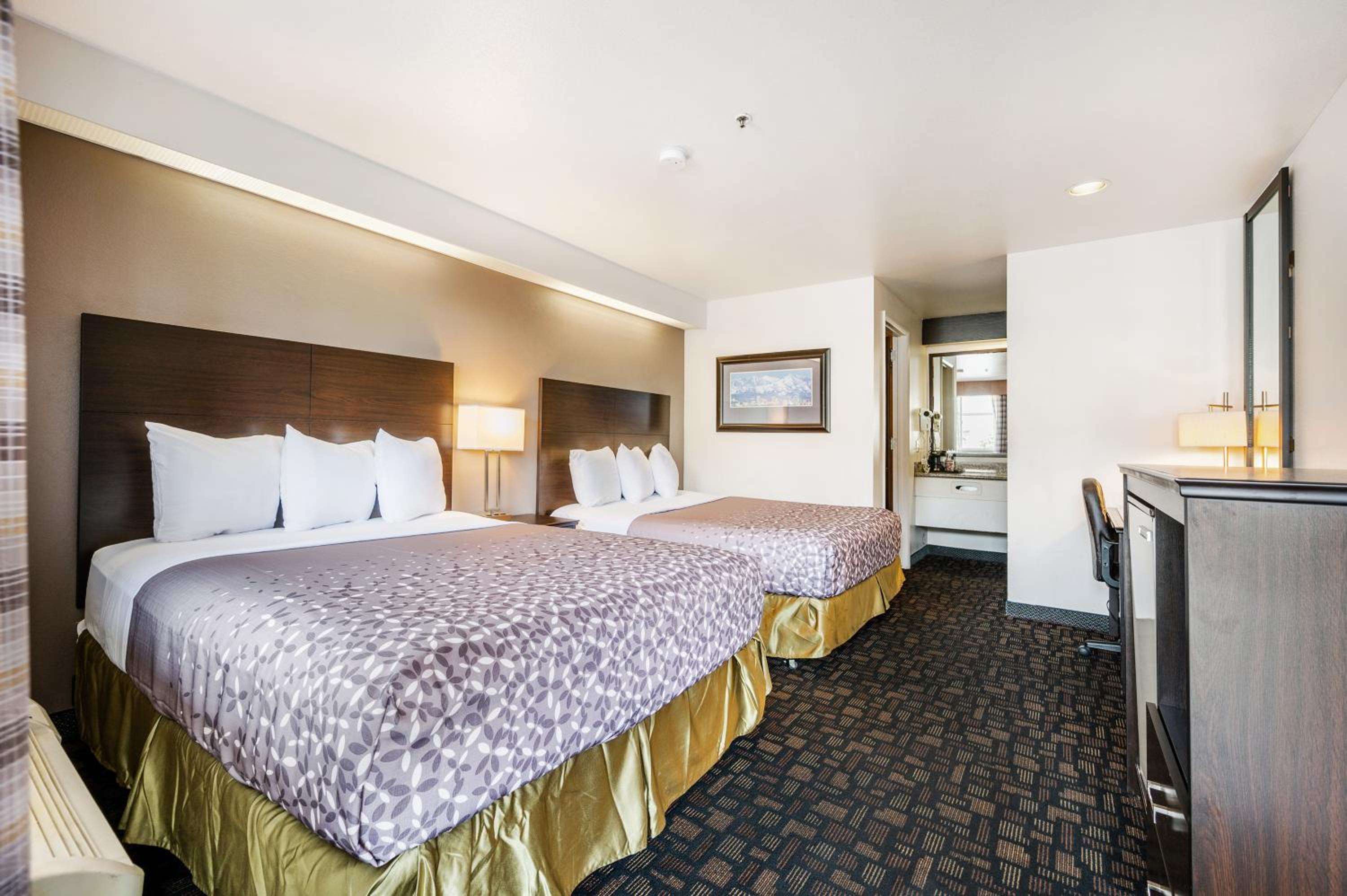Queen Room With Two Queen Beds - Photo 3