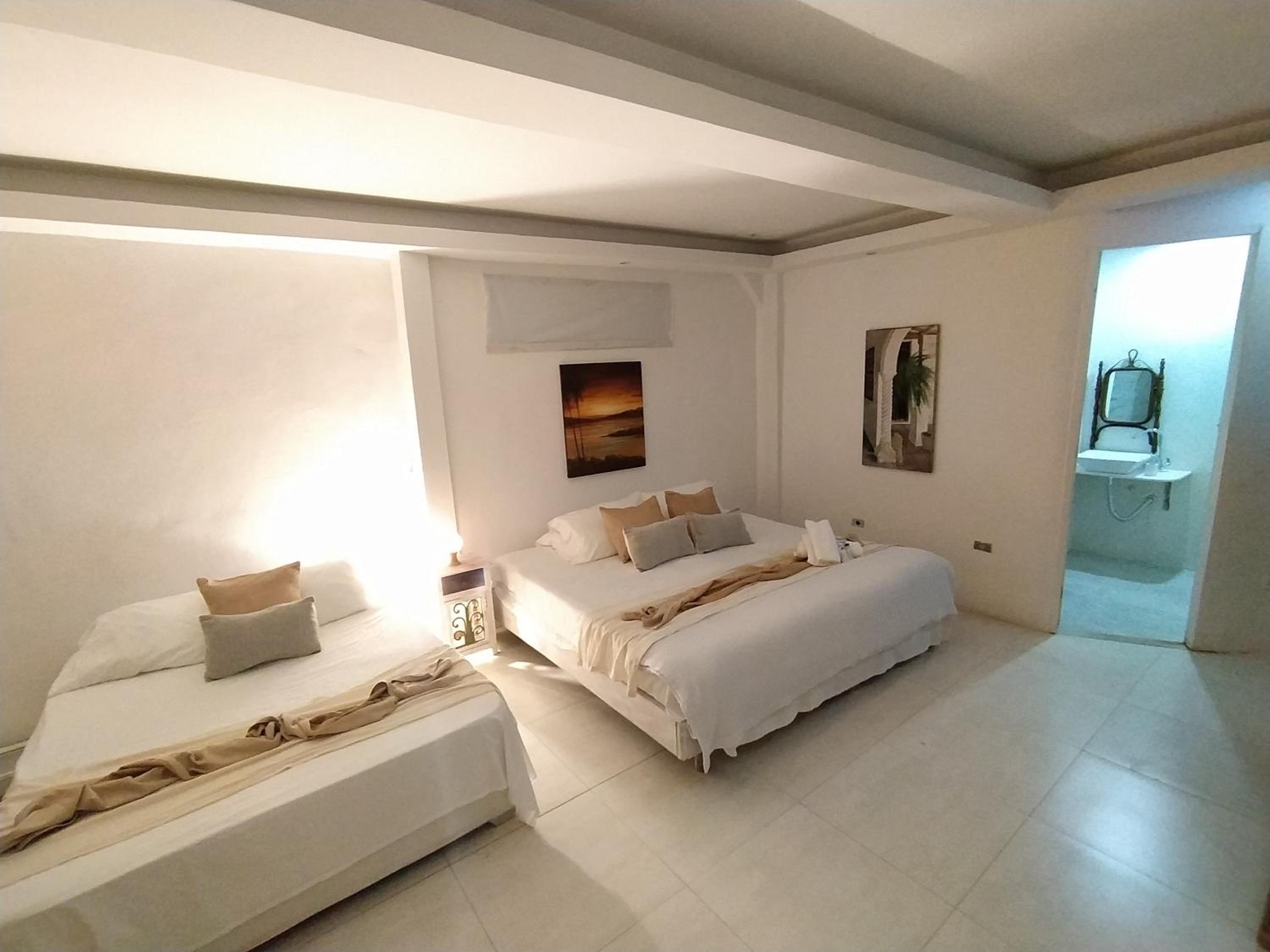 Quadruple Room with Private Bathroom photo 3