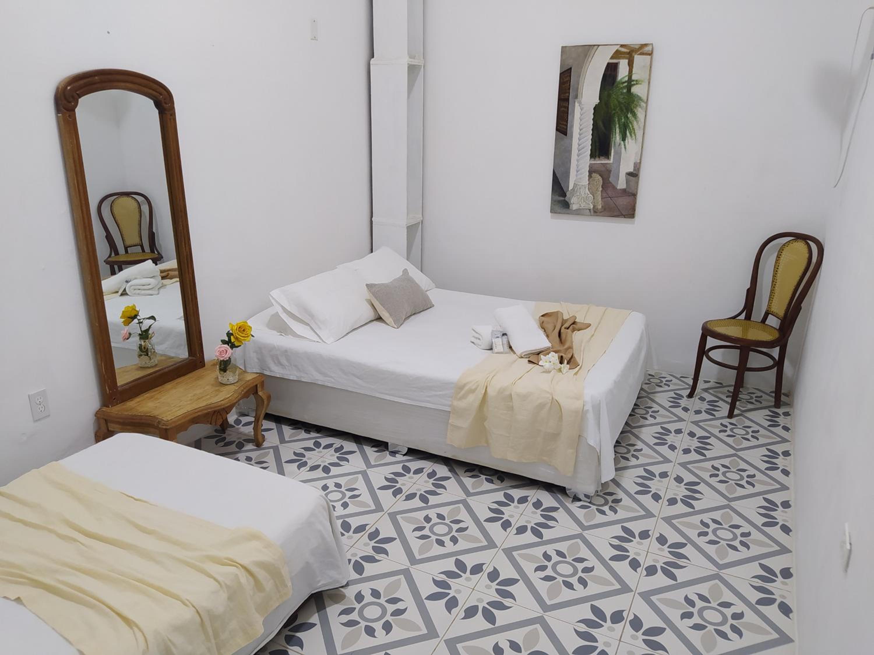 Economy Triple Room with Shared Bathroom photo 3